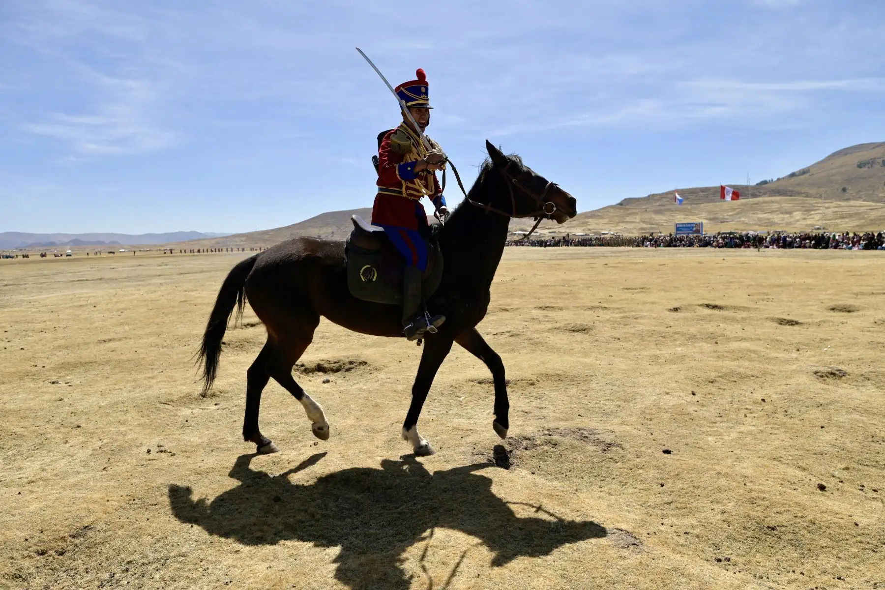 La recreación del ataque que debilitó a las fuerzas realistas por parte de los patriotas liderados por el general aimara Andrés de Santa Cruz no solo ofreció un homenaje a los héroes de esta histórica batalla, sino que también reafirmó la identidad y el compromiso de Chua Chua.
Foto: Proyecto Especial Bicentenario