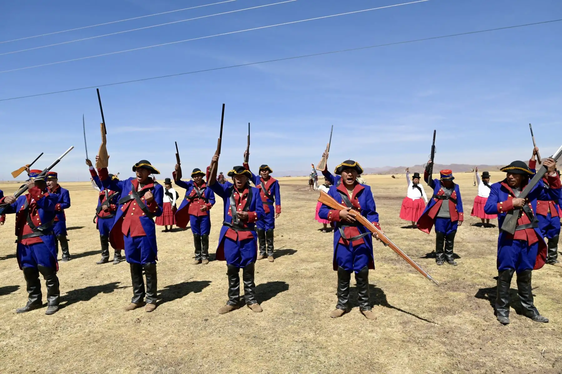 La recreación del ataque que debilitó a las fuerzas realistas por parte de los patriotas liderados por el general aimara Andrés de Santa Cruz no solo ofreció un homenaje a los héroes de esta histórica batalla, sino que también reafirmó la identidad y el compromiso de Chua Chua.
Foto: Proyecto Especial Bicentenario