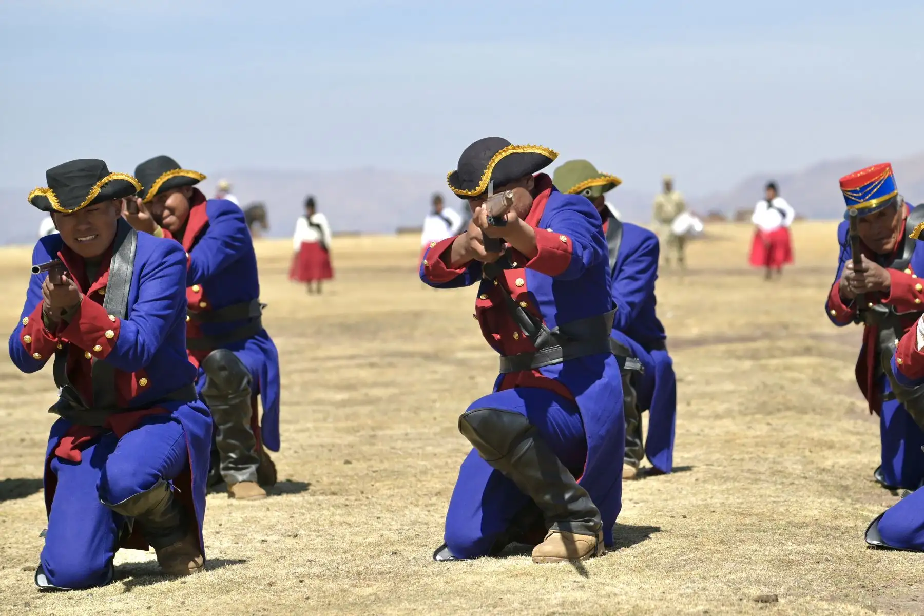 La recreación del ataque que debilitó a las fuerzas realistas por parte de los patriotas liderados por el general aimara Andrés de Santa Cruz no solo ofreció un homenaje a los héroes de esta histórica batalla, sino que también reafirmó la identidad y el compromiso de Chua Chua.
Foto: Proyecto Especial Bicentenario
