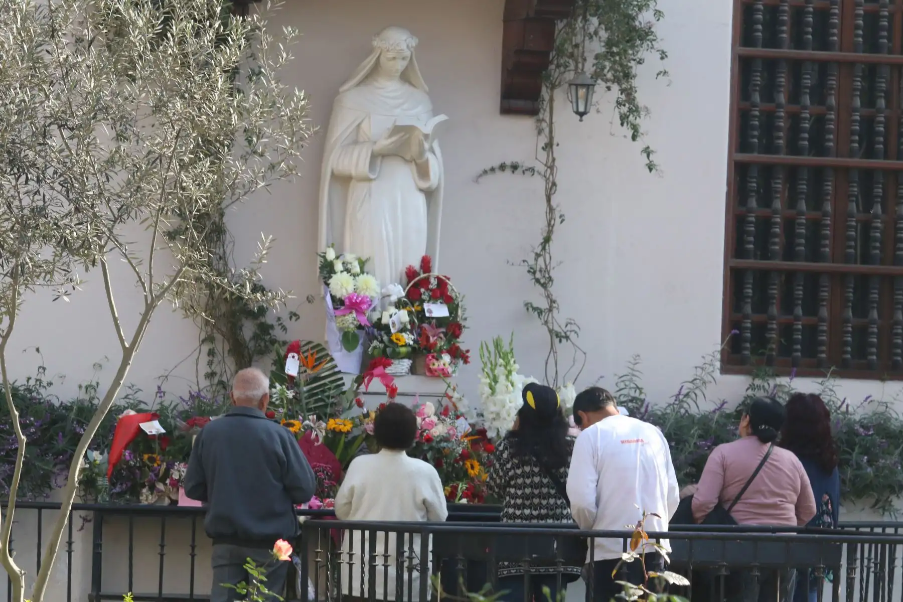 Feligreses visitan el convento de Santa Rosa de Lima, a cuatro días de la conmemoración central en honor a la Patrona de América, las Indias Occidentales y Filipinas.
Foto: ANDINA/Héctor Vinces