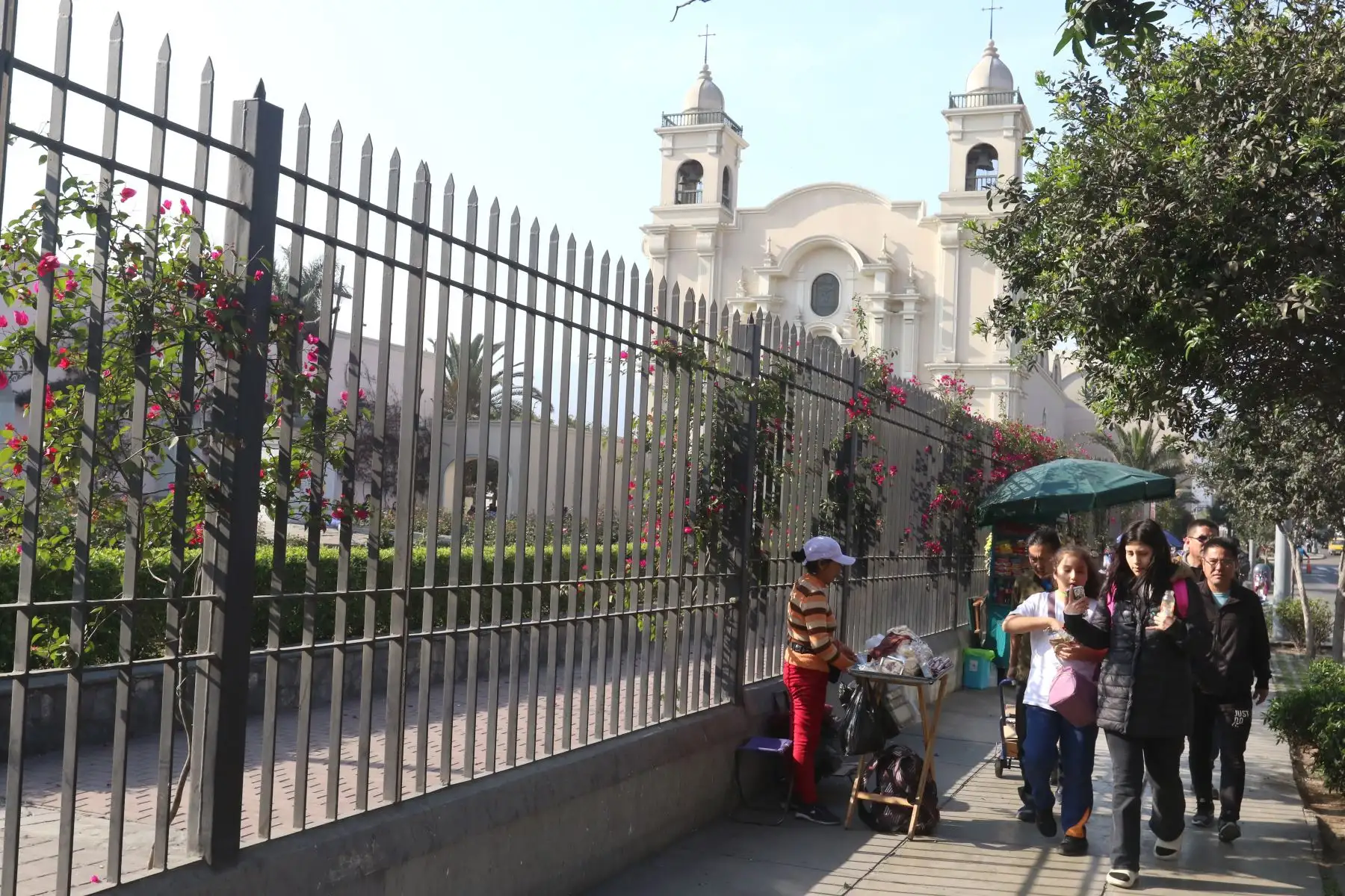 Feligreses visitan el convento de Santa Rosa de Lima, a cuatro días de la conmemoración central en honor a la Patrona de América, las Indias Occidentales y Filipinas.
Foto: ANDINA/Héctor Vinces