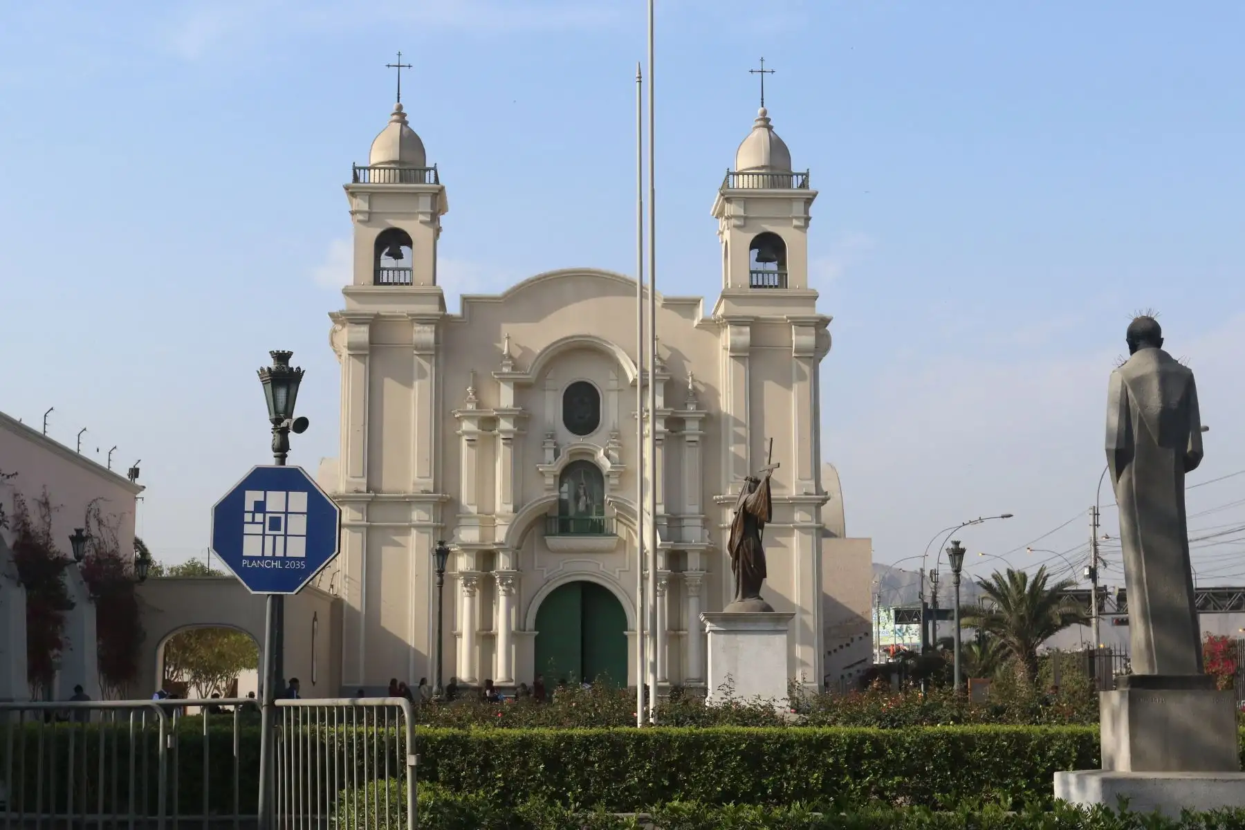 Feligreses visitan el convento de Santa Rosa de Lima, a cuatro días de la conmemoración central en honor a la Patrona de América, las Indias Occidentales y Filipinas.
Foto: ANDINA/Héctor Vinces