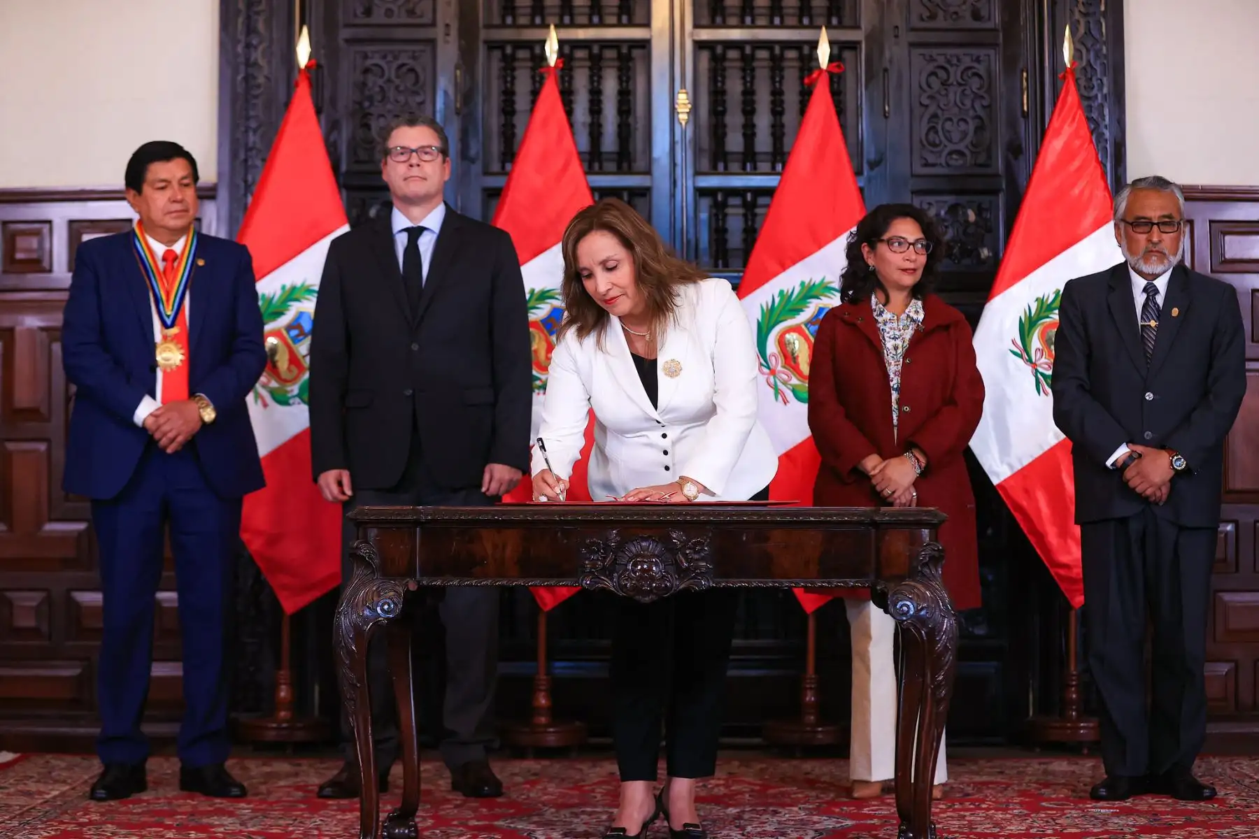 Firma del Decreto Supremo que declara de interés nacional la creación del Museo Tawantinsuyo de la Universidad Nacional de San Antonio Abad del Cusco.
Foto: ANDINA/Prensa Presidencia