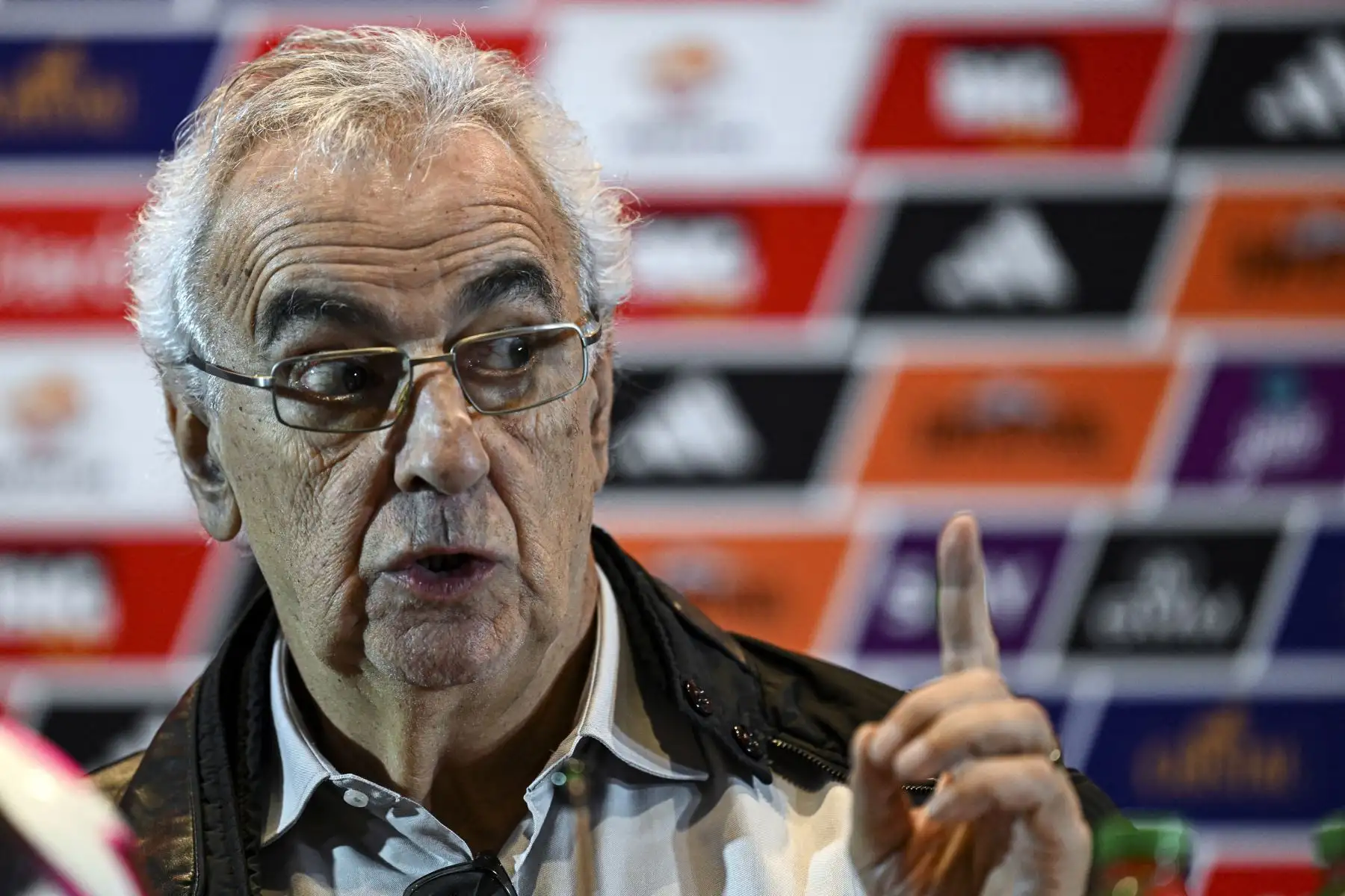 El entrenador de la selección de fútbol de Perú, el uruguayo Jorge Fossati, hace un gesto durante una conferencia de prensa en Lima el 22 de julio de 2024.Foto: AFP