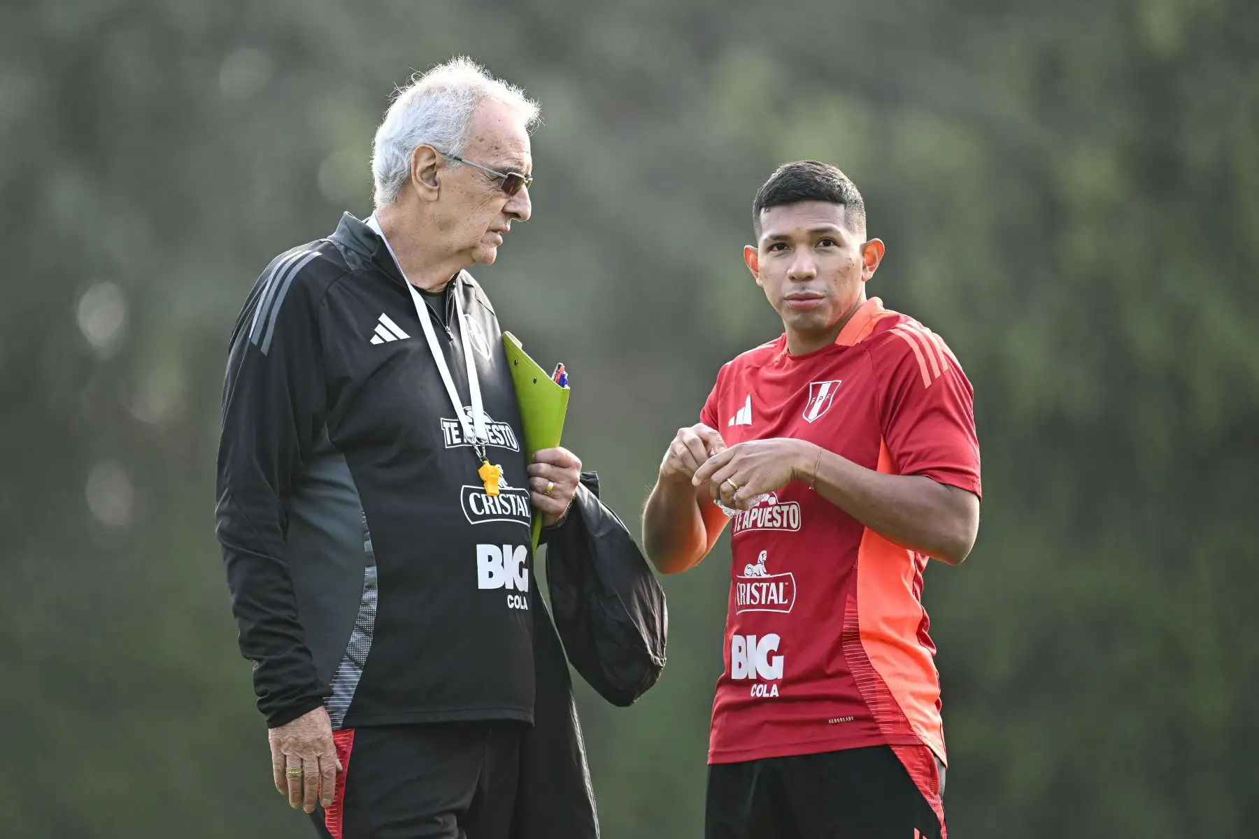 La Selección Peruana inició sus entrenamientos en la Videna FPF de San Luis con miras a las fechas 7 y 8 de las Clasificatorias al Mundial 2026. En la imagen, el entrenador Jorge Fossati y Edison Flores.
Foto: FPF