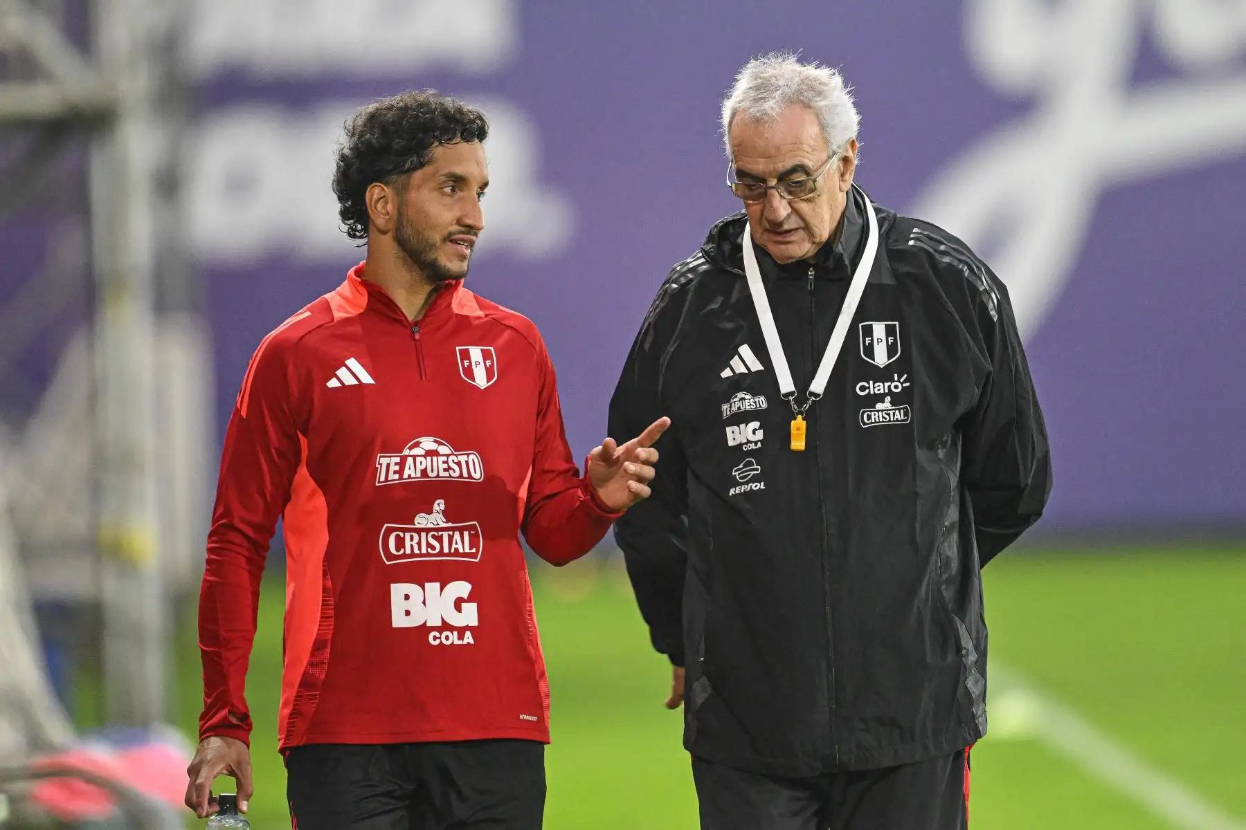 La Selección Peruana inició sus entrenamientos en la Videna FPF de San Luis con miras a las fechas 7 y 8 de las Clasificatorias al Mundial 2026. En la imagen, el entrenador Jorge Fossati y Jean Pierre Archimbaud.
Foto: FPF