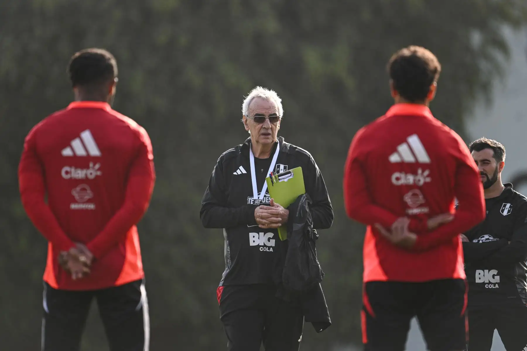 La Selección Peruana inició sus entrenamientos en la Videna FPF de San Luis con miras a las fechas 7 y 8 de las Clasificatorias al Mundial 2026. En la imagen, el entrenador Jorge Fossati.
Foto: FPF