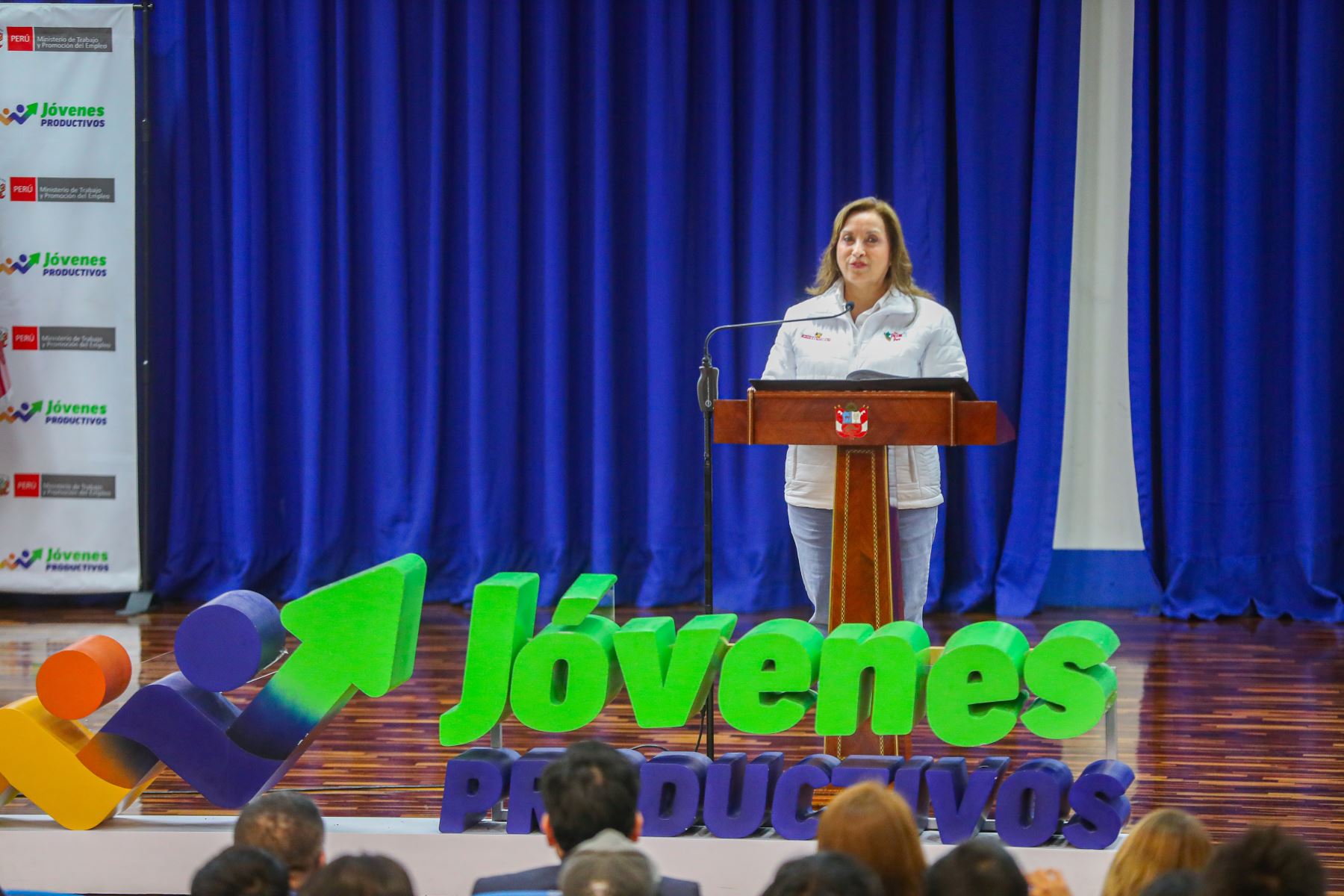 Presidenta Dina Boluarte en encuentro con jóvenes en el Senati. ANDINA/Prensa Presidencia