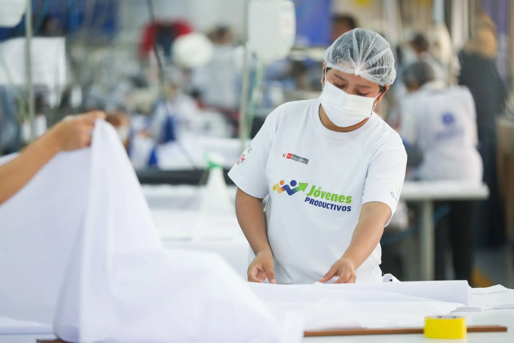La presidenta Dina Boluarte aseguró hoy que el Programa Nacional de Jóvenes Productivos atenderá a 5,800 jóvenes durante este año, con una innovadora formación dual, a través la capacitación en aula y dentro de las propias empresas, que garantiza el 80% de su inserción laboral. Foto: ANDINA/ Prensa Presidencia