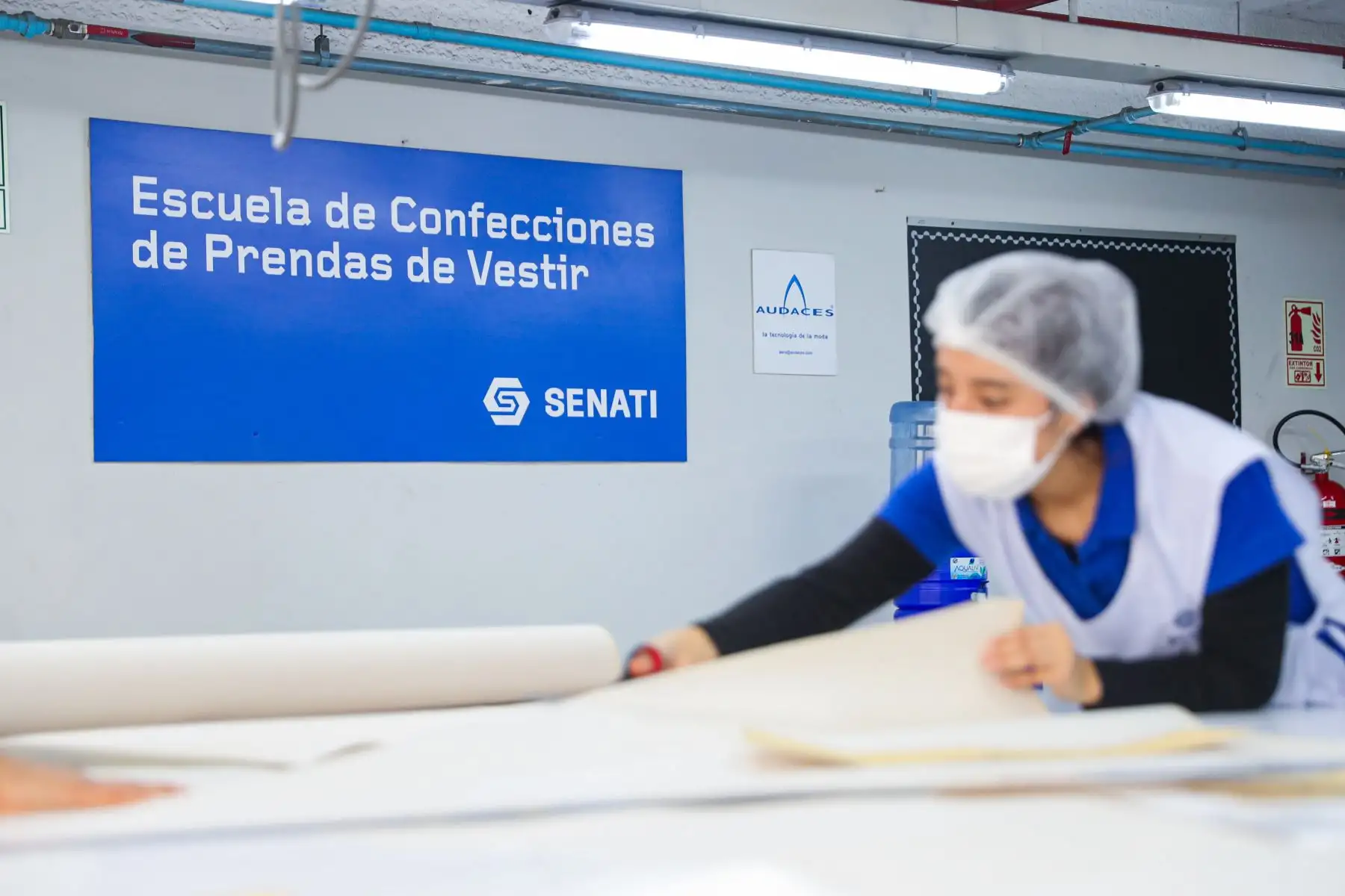 La presidenta Dina Boluarte aseguró hoy que el Programa Nacional de Jóvenes Productivos atenderá a 5,800 jóvenes durante este año, con una innovadora formación dual, a través la capacitación en aula y dentro de las propias empresas, que garantiza el 80% de su inserción laboral. Foto: ANDINA/ Prensa Presidencia