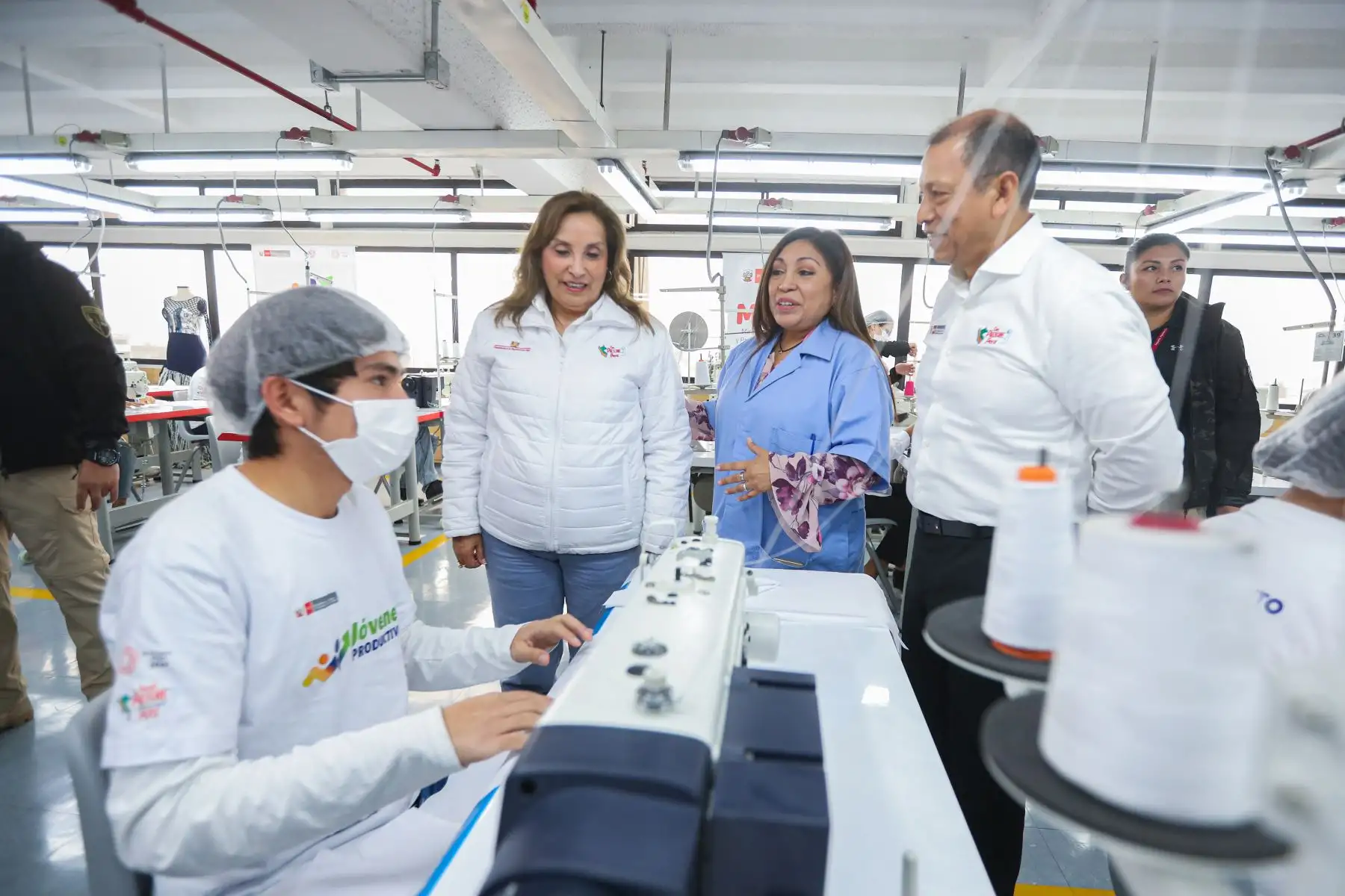 La presidenta Dina Boluarte aseguró hoy que el Programa Nacional de Jóvenes Productivos atenderá a 5,800 jóvenes durante este año, con una innovadora formación dual, a través la capacitación en aula y dentro de las propias empresas, que garantiza el 80% de su inserción laboral. Foto: ANDINA/ Prensa Presidencia