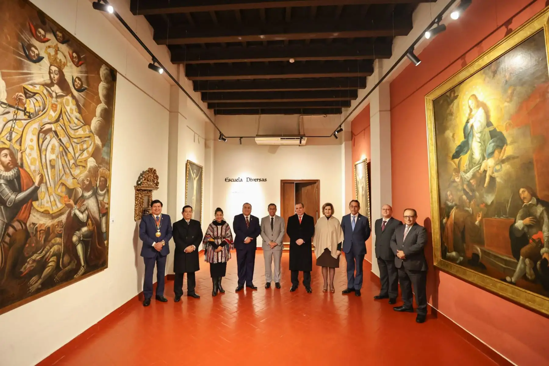El presidente del Consejo de Ministros, junto con el titular del Poder Judicial, Javier Arévalo; y los ministros de Educación, Morgan Quero; de Cultura, Leslie Urteaga; y Justicia, Eduardo Arana, participó en la inauguración de la Pinacoteca del Tribunal Constitucional, que reúne obras de la escuelas cusqueña y limeña en la Casa Pilatos del Cercado de Lima. Foto: PCM