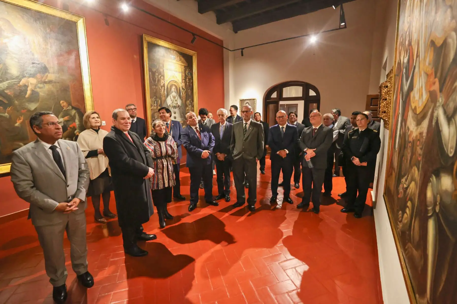 El presidente del Consejo de Ministros, junto con el titular del Poder Judicial, Javier Arévalo; y los ministros de Educación, Morgan Quero; de Cultura, Leslie Urteaga; y Justicia, Eduardo Arana, participó en la inauguración de la Pinacoteca del Tribunal Constitucional, que reúne obras de la escuelas cusqueña y limeña en la Casa Pilatos del Cercado de Lima. Foto: PCM