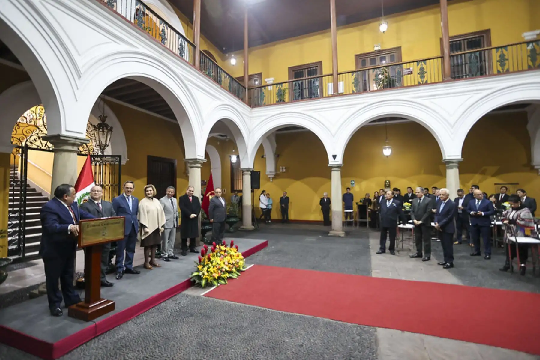El presidente del Consejo de Ministros, junto con el titular del Poder Judicial, Javier Arévalo; y los ministros de Educación, Morgan Quero; de Cultura, Leslie Urteaga; y Justicia, Eduardo Arana, participó en la inauguración de la Pinacoteca del Tribunal Constitucional, que reúne obras de la escuelas cusqueña y limeña en la Casa Pilatos del Cercado de Lima. Foto: PCM