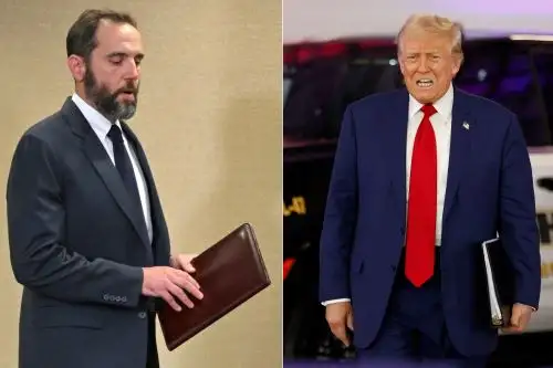 Esta combinación de imágenes creada muestra al fiscal especial Jack Smith en Washington DC y al expresidente estadounidense y candidato presidencial republicano Donald Trump en Howell. Foto: AFP