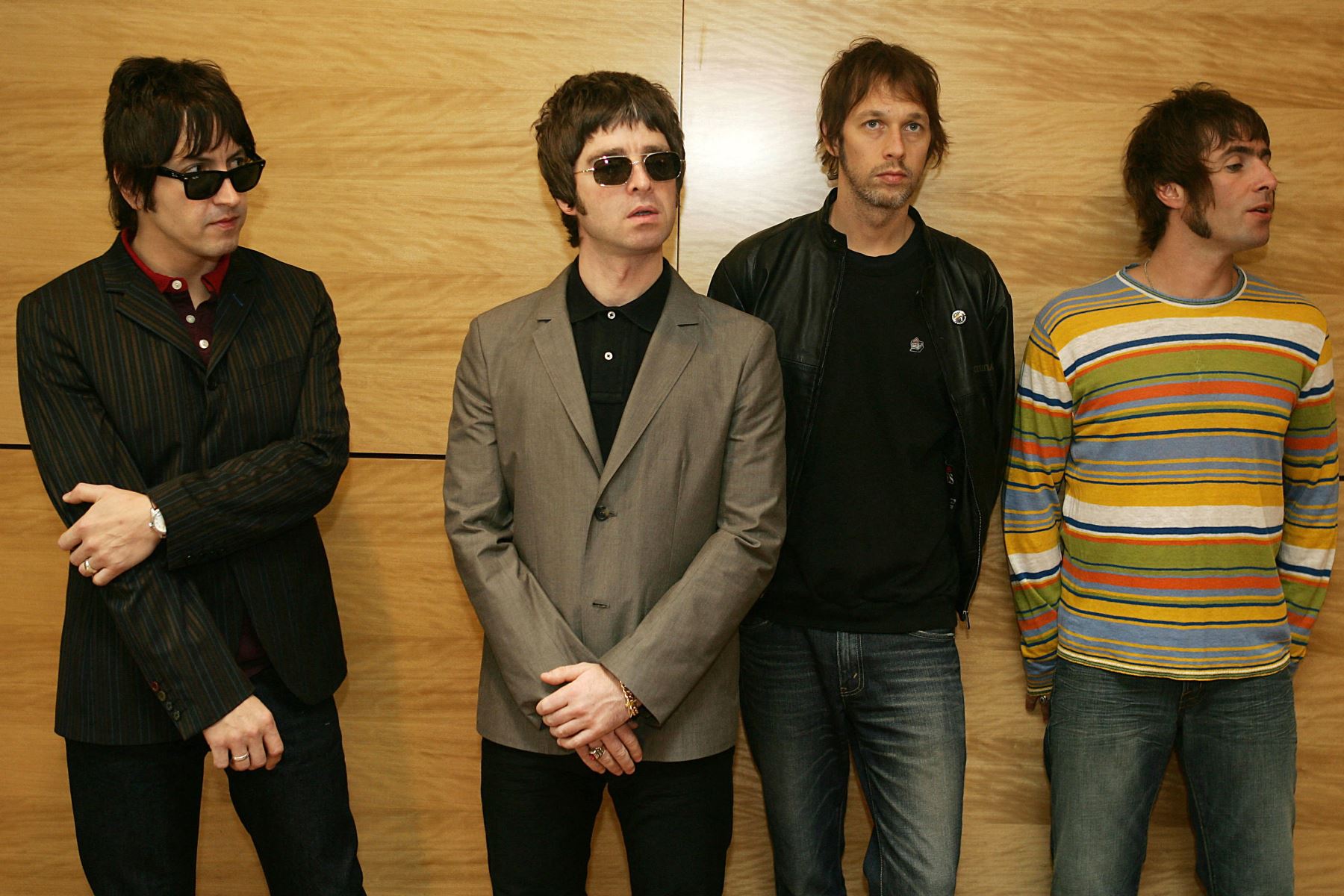 Gem , Noel Gallagher , Andy Bell  y Liam Gallagher, miembros de la banda de rock británica "Oasis", realizan una sesión fotográfica en Hong Kong el 25 de febrero de 2006.
Foto: AFP