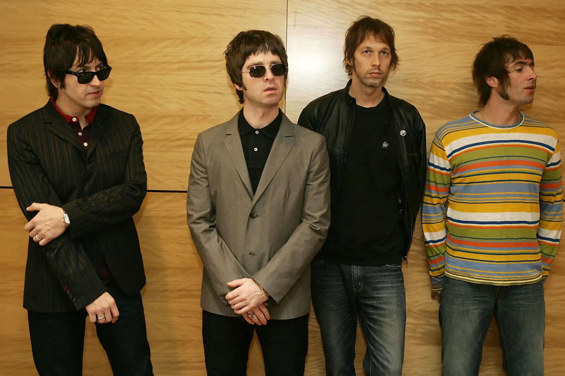 Gem , Noel Gallagher , Andy Bell  y Liam Gallagher, miembros de la banda de rock británica "Oasis", realizan una sesión fotográfica en Hong Kong el 25 de febrero de 2006.
Foto: AFP