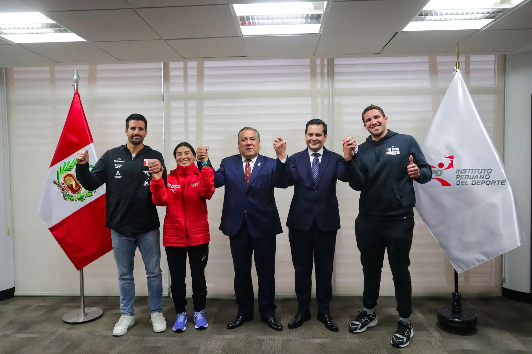 El presidente del Consejo de Ministros, Gustavo Adrianzén y el presidente del Instituto Peruano del Deporte, Federico Tong  se reunieron con deportistas peruanos que participaron en los Juegos Olímpicos París 2024, a quienes felicitaron por su destacada performance y escucharon sus necesidades.
Foto: PCM