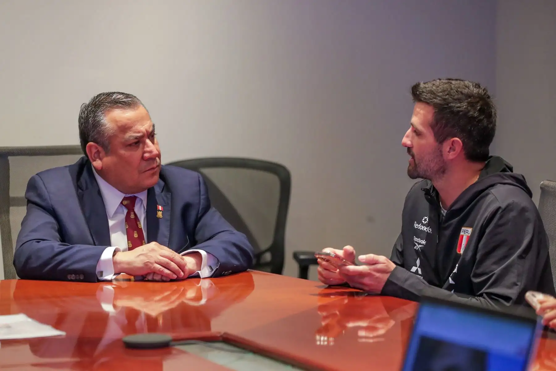 El presidente del Consejo de Ministros, Gustavo Adrianzén y el presidente del Instituto Peruano del Deporte, Federico Tong  se reunieron con deportistas peruanos que participaron en los Juegos Olímpicos París 2024, a quienes felicitaron por su destacada performance y escucharon sus necesidades.
Foto: PCM