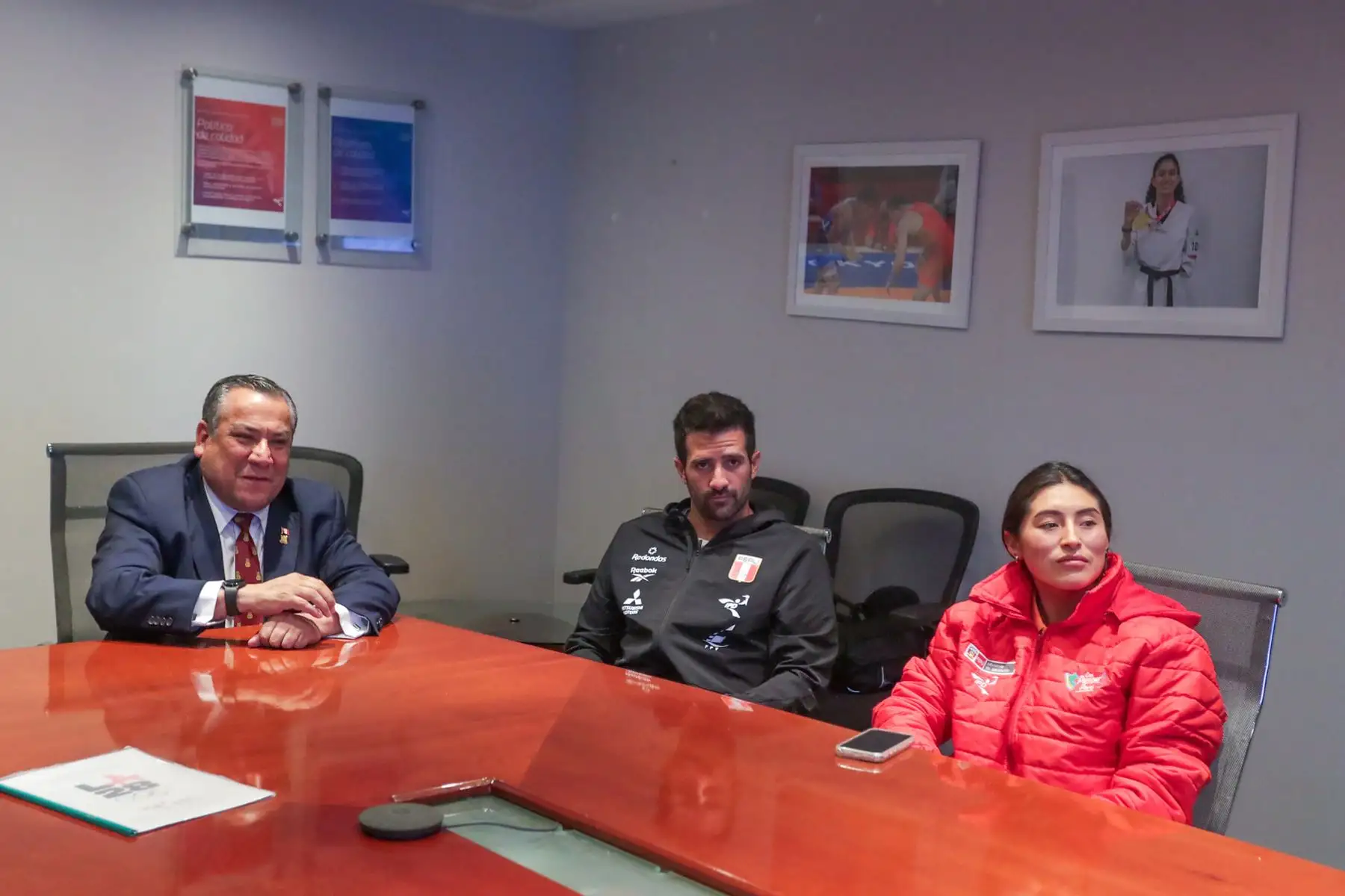 El presidente del Consejo de Ministros, Gustavo Adrianzén y el presidente del Instituto Peruano del Deporte, Federico Tong  se reunieron con deportistas peruanos que participaron en los Juegos Olímpicos París 2024, a quienes felicitaron por su destacada performance y escucharon sus necesidades.
Foto: PCM