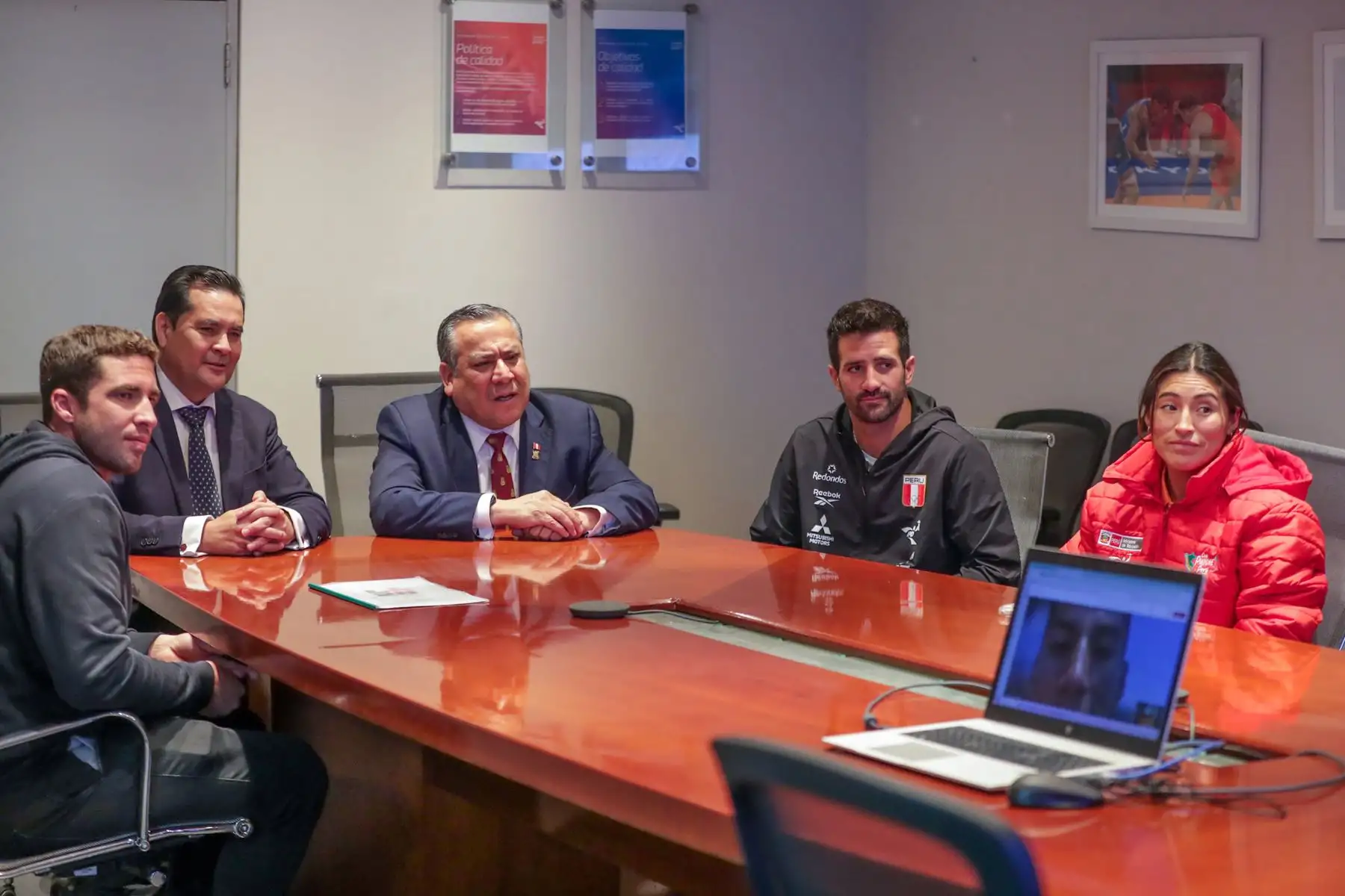 El presidente del Consejo de Ministros, Gustavo Adrianzén y el presidente del Instituto Peruano del Deporte, Federico Tong  se reunieron con deportistas peruanos que participaron en los Juegos Olímpicos París 2024, a quienes felicitaron por su destacada performance y escucharon sus necesidades.
Foto: PCM