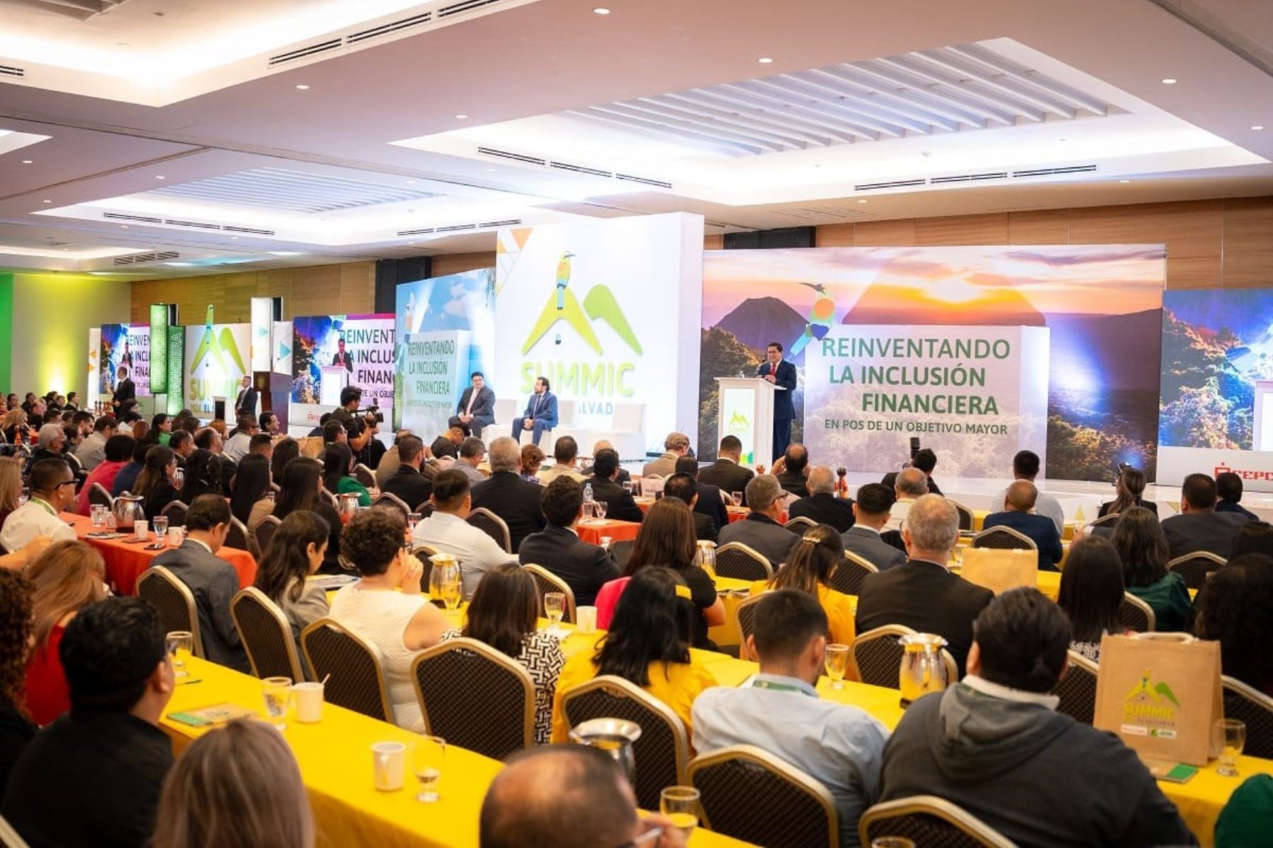 Presidente de la FEPCMAC, Jorge Solis, en la cumbre internacional de microfinanzas SUMMIC 2024 en San Salvador.