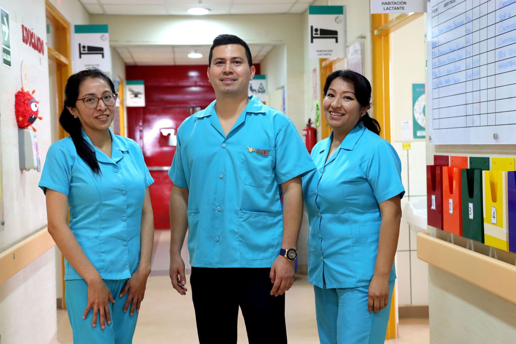 Enfermero Jhonathan de los Santos junto con sus colegas del Insituto Nacional de Salud del Niño-San Borja. Fotos: ANDINA.