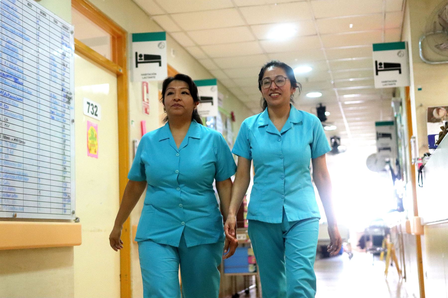 Licenciadas Sara De la Cruz y Sandy Mendoza laboran actualmente en el Instituto Nacional de Salud del Niño - San Borja. Fotos: ANDINA / Lino Chipana.