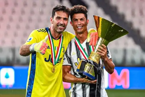 Cristiano Ronaldo y Gianluigi Buffon celebrando el campeonato de la Juventus.