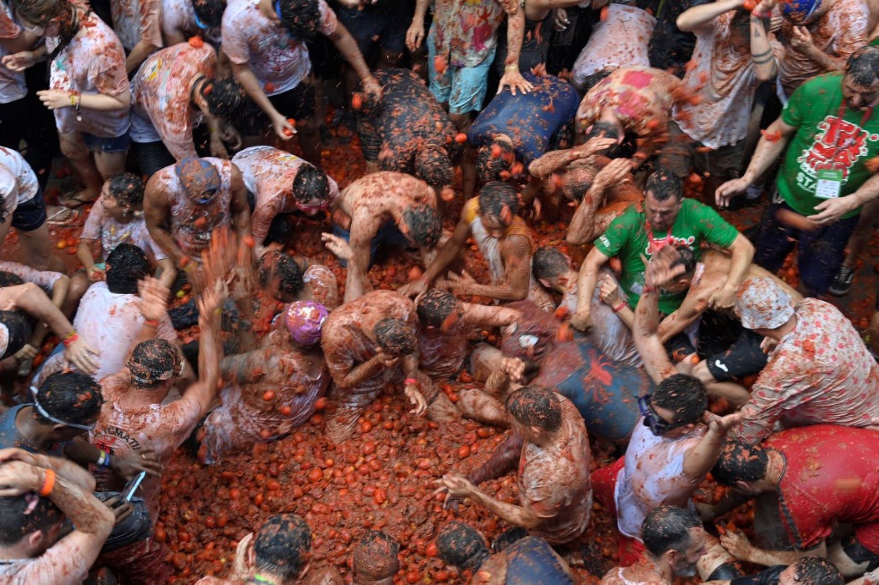 "La Tomatina", la popular batalla de tomates del pueblo español de Buñol (este), que atrae a miles y miles de turistas, volvió este miércoles a mediodía tras dos años de suspensión por la pandemia. Foto: AFP