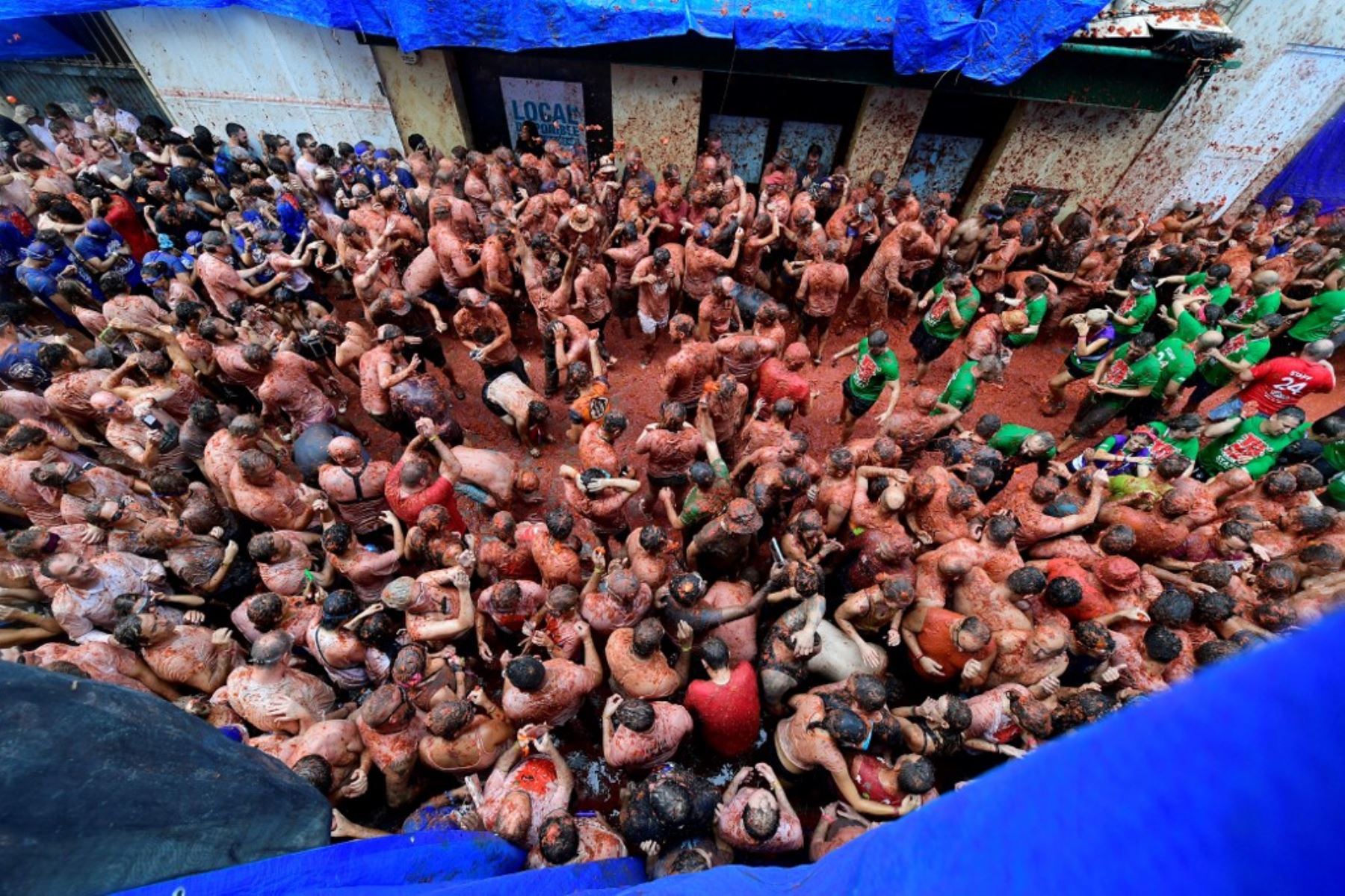 "La Tomatina", la popular batalla de tomates del pueblo español de Buñol (este), que atrae a miles y miles de turistas, volvió este miércoles a mediodía tras dos años de suspensión por la pandemia. Foto: AFP