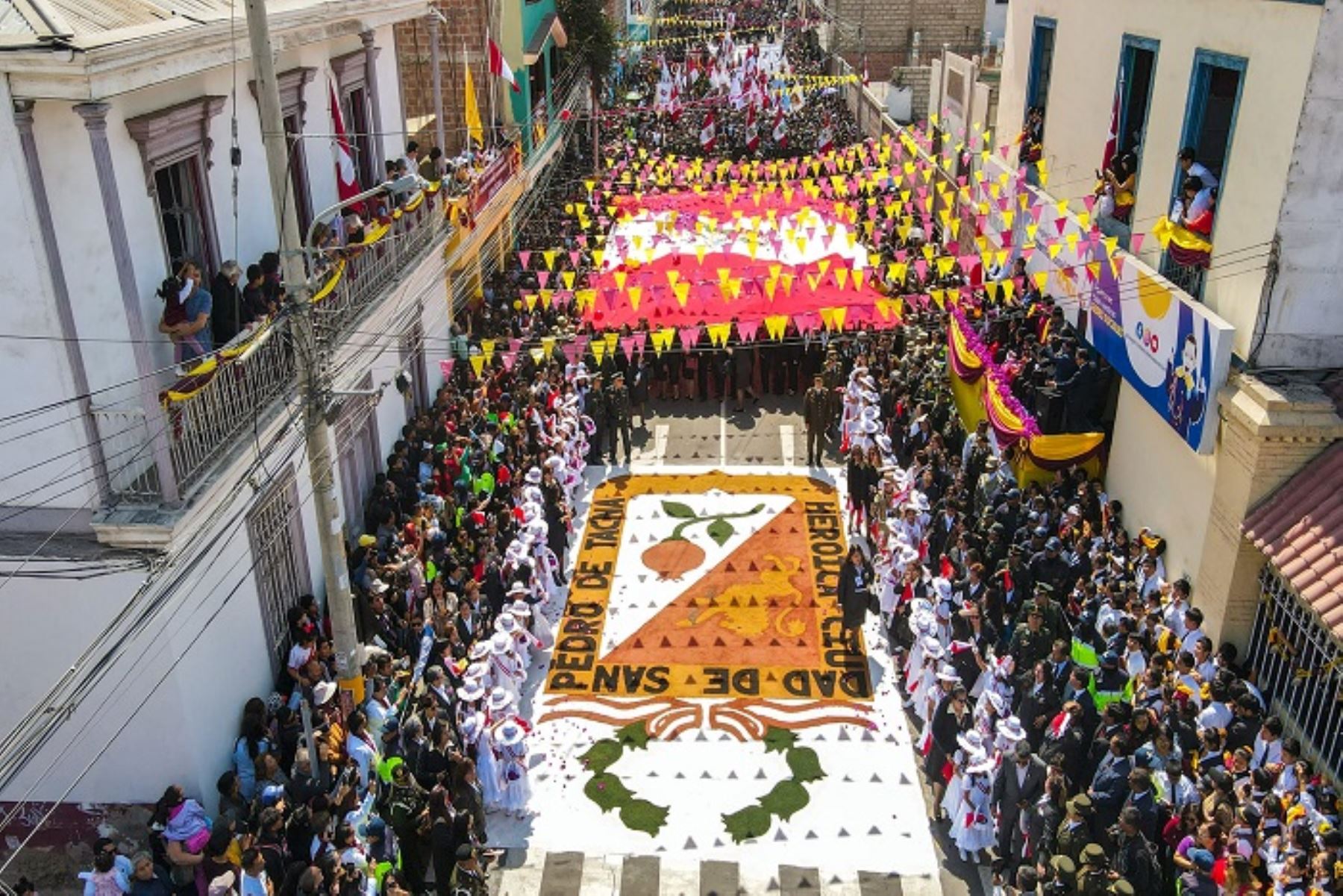 Entre aplausos, con el "Viva Tacna" por doquier  resonando en todos los rincones de la región tacneña,  miles de personas celebraron el retorno de Tacna al Perù con la  Procesión de la bandera