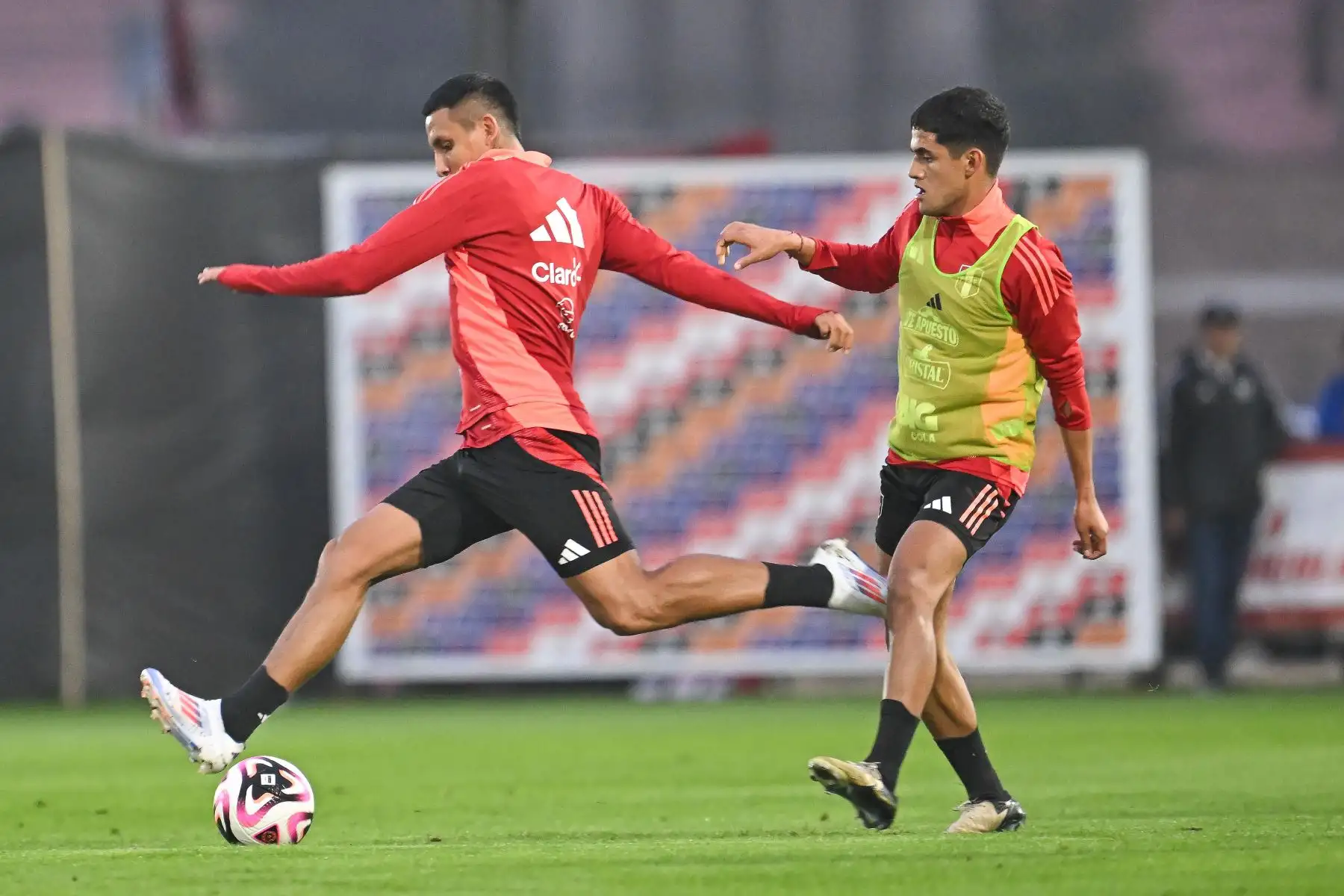 Selección peruana realizó segundo entrenamiento en la Videna de cara al encuentro frente a Colombia el próximo 6 de septiembre

Foto:ANDINA/FPF