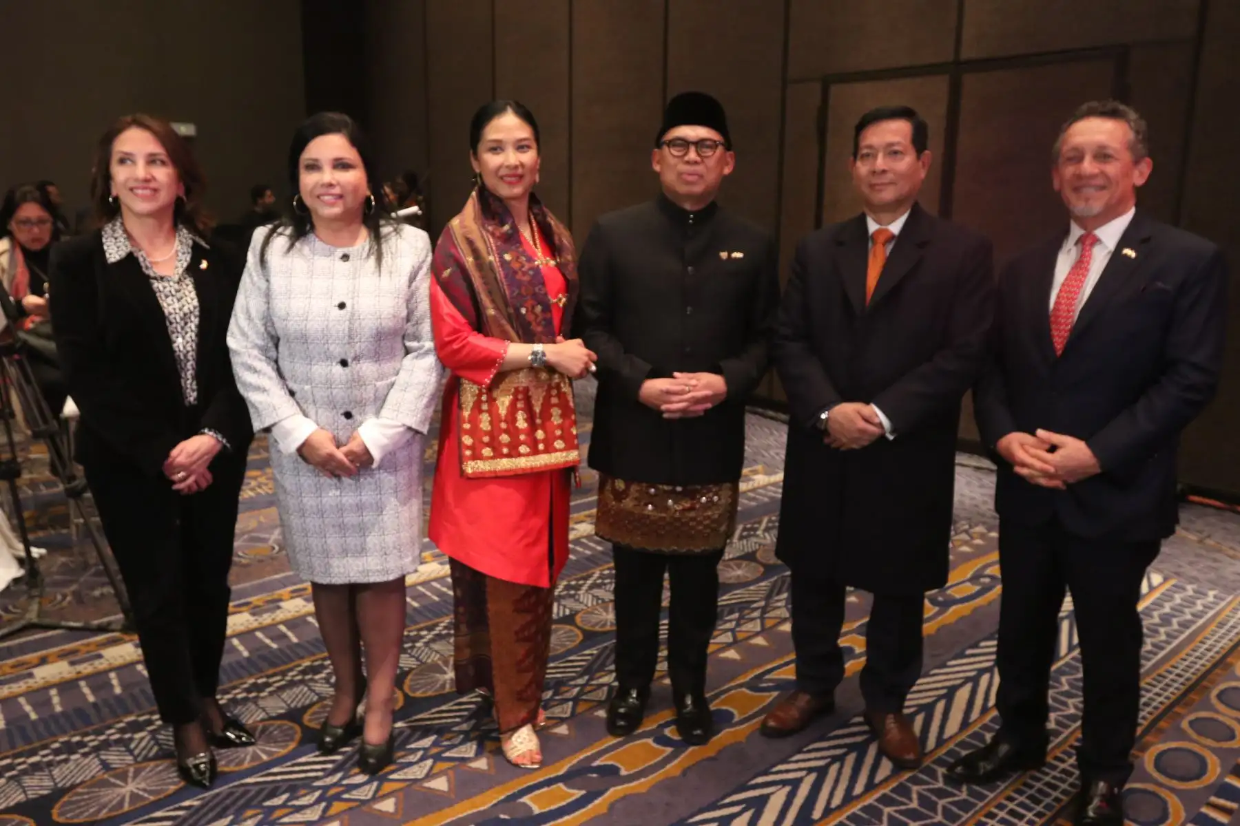 La ceremonia contó con la participación de invitados, entre ellos altos funcionarios de ministerios e instituciones del gobierno peruano, representantes de gobiernos locales, embajadores, miembros del cuerpo diplomático, empresarios, académicos y amigos de Indonesia.
Foto: ANDINA/ Héctor Vinces