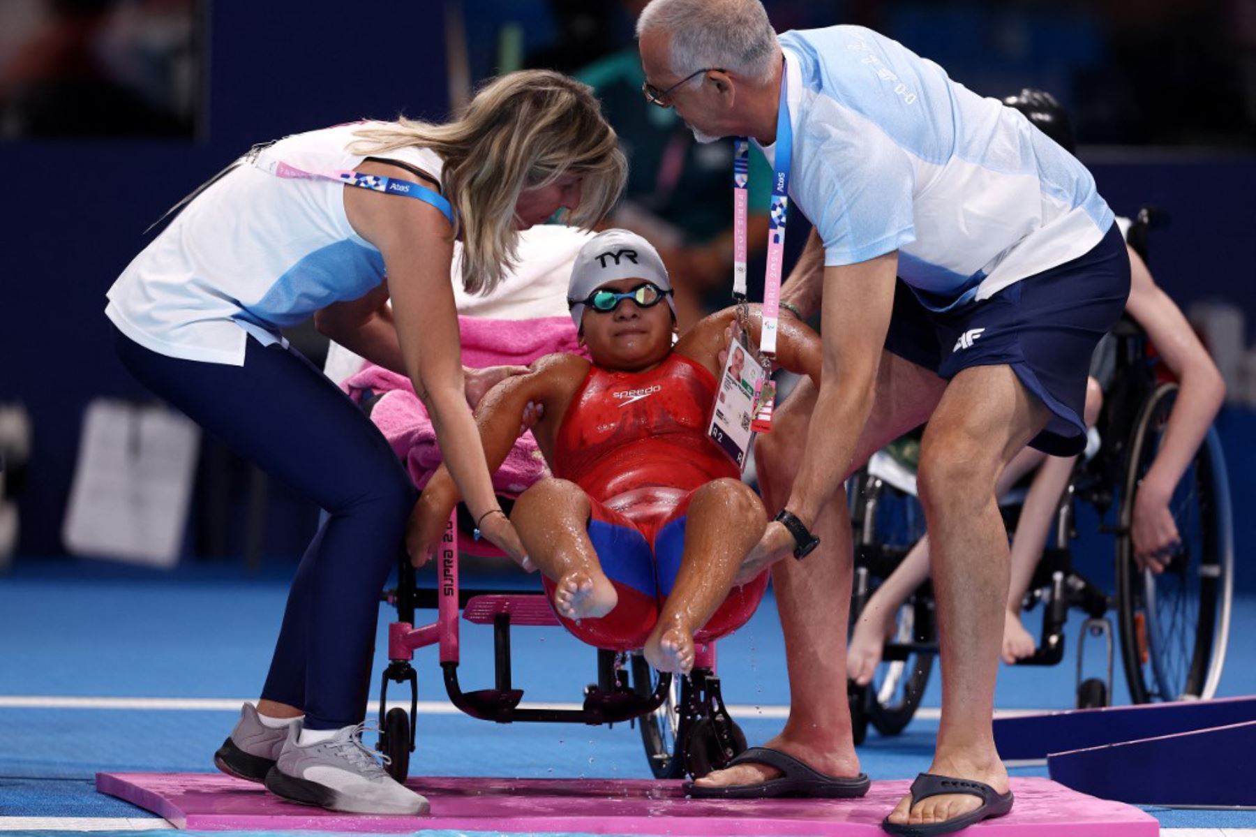 La griega Areti Aravela Spyridou, reacciona al final de los 100 m espalda femenino - S2 durante los Juegos Paralímpicos de París 2024 en el Paris La Defense Arena en Nanterre, al oeste de París. Foto: AFP