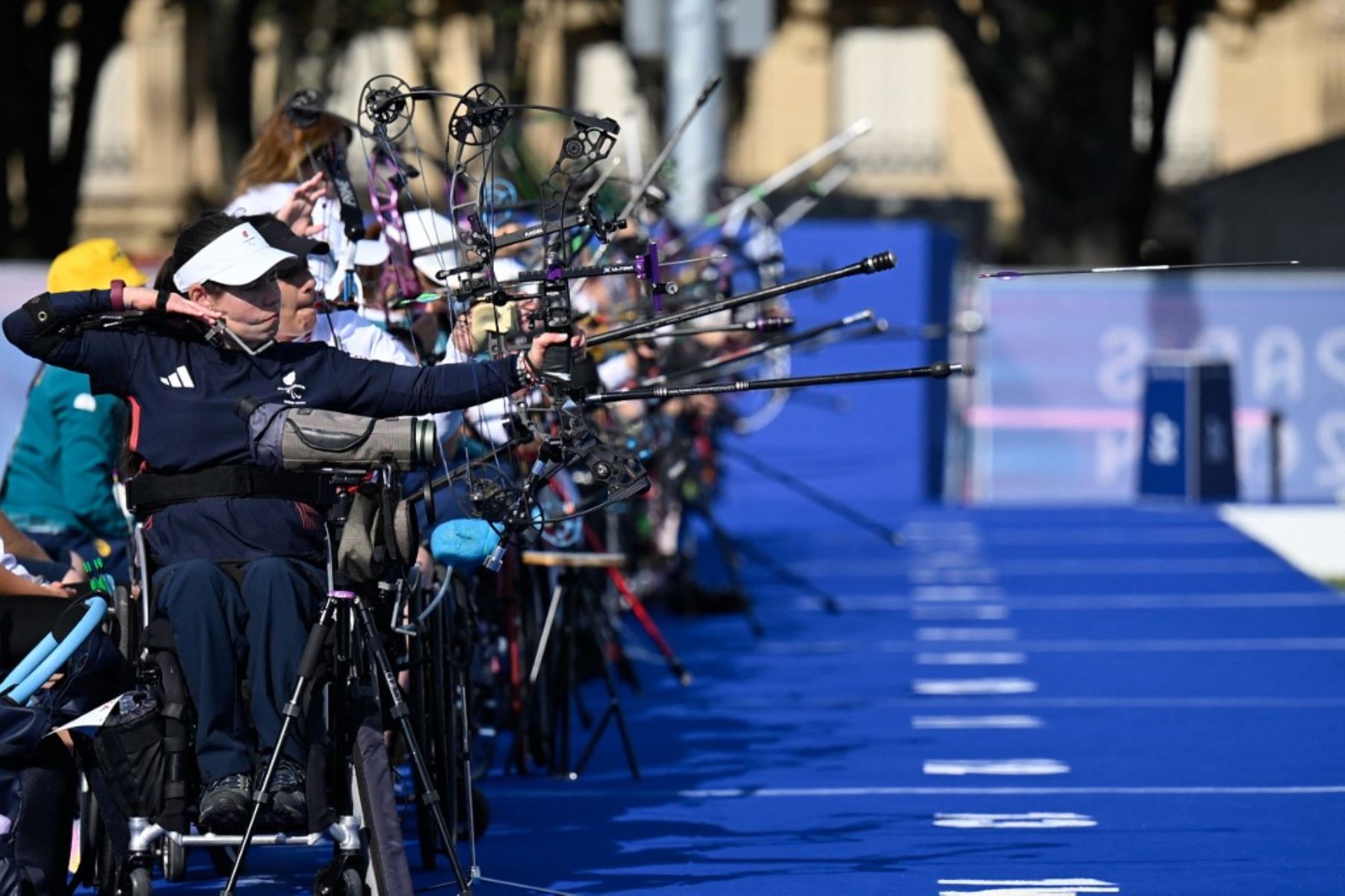 La arquera británica Victoria Kingstone y sus competidoras participan en la ronda de clasificación individual femenina de tiro con arco W1 durante los Juegos Paralímpicos París 2024. Foto: AFP