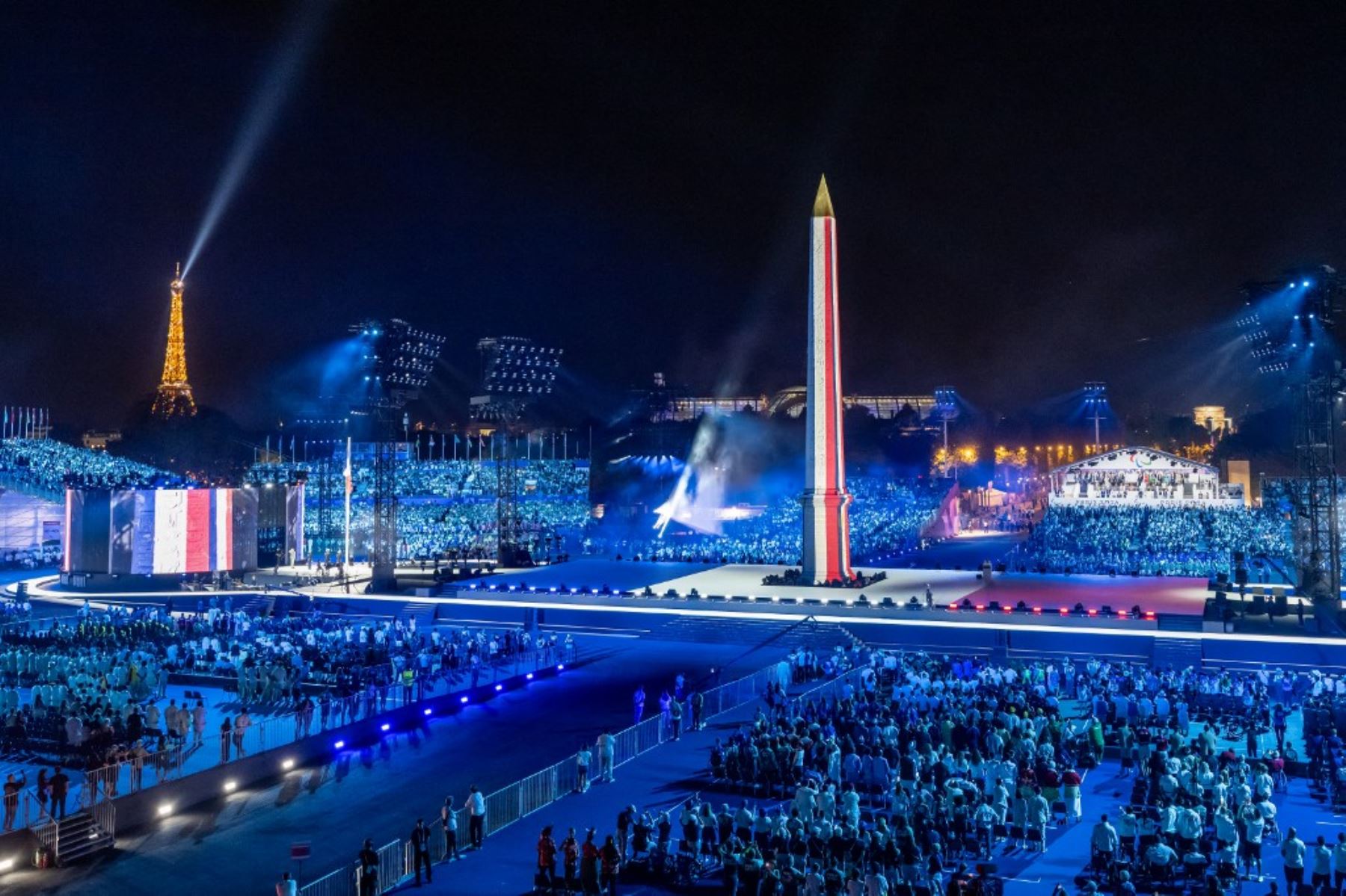 El Obelisco de Louxor (Obelisco de Luxor) lleva los colores de la bandera de Francia en la Place de la Concorde durante la ceremonia de apertura de los Juegos Paralímpicos de París 2024. Foto: AFP