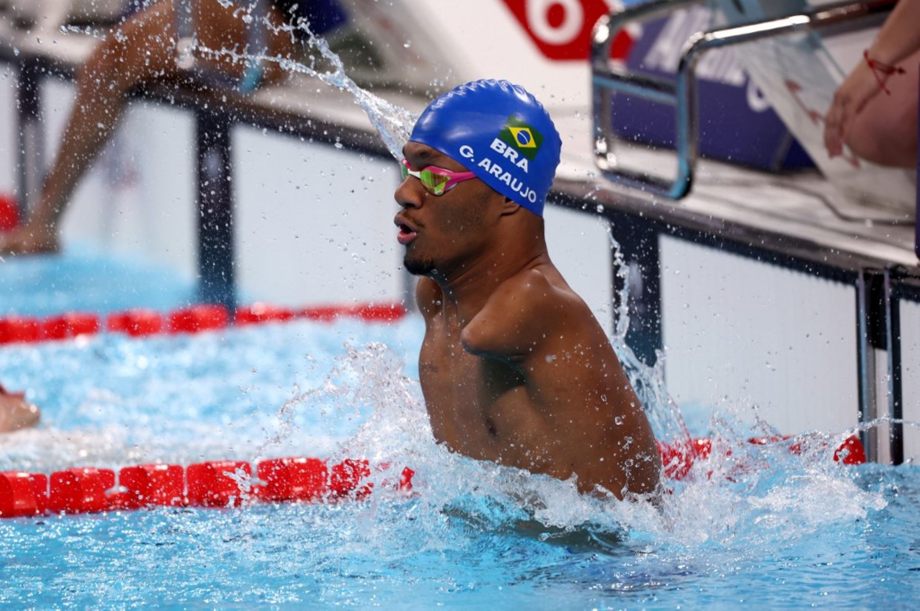 El brasileño Gabriel Geraldo dos Santos Araujo reacciona durante los 100 m espalda masculino - S2 durante los Juegos Paralímpicos París 2024 en el Paris La Defense Arena en Nanterre, al oeste de París. Foto: AFP