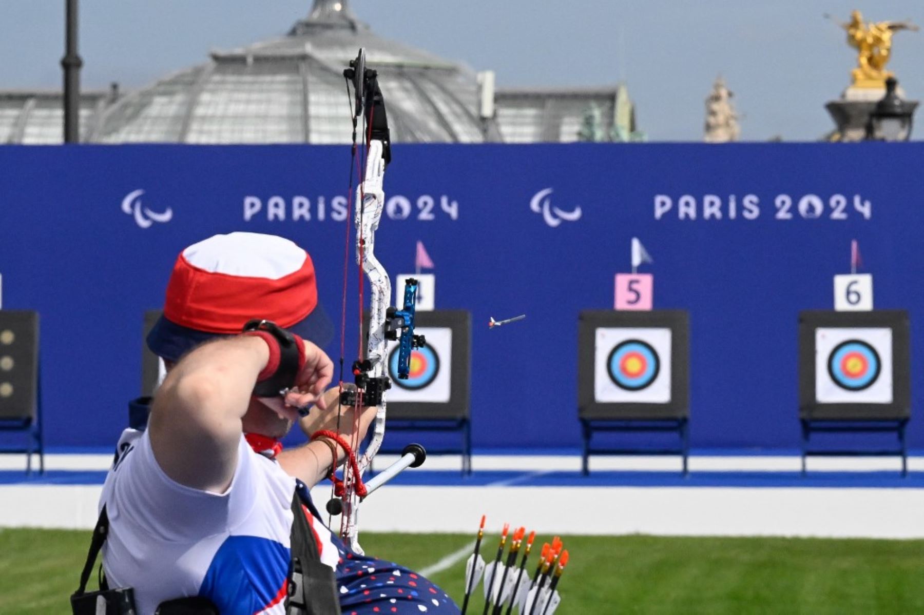 El campeón checo de tiro con arco paralímpico y actual poseedor del récord mundial Paralímpico, David Drahoninsky, compite durante la ronda de clasificación de tiro con arco individual masculino W1 de los Juegos Paralímpicos París 2024. Foto: AFP