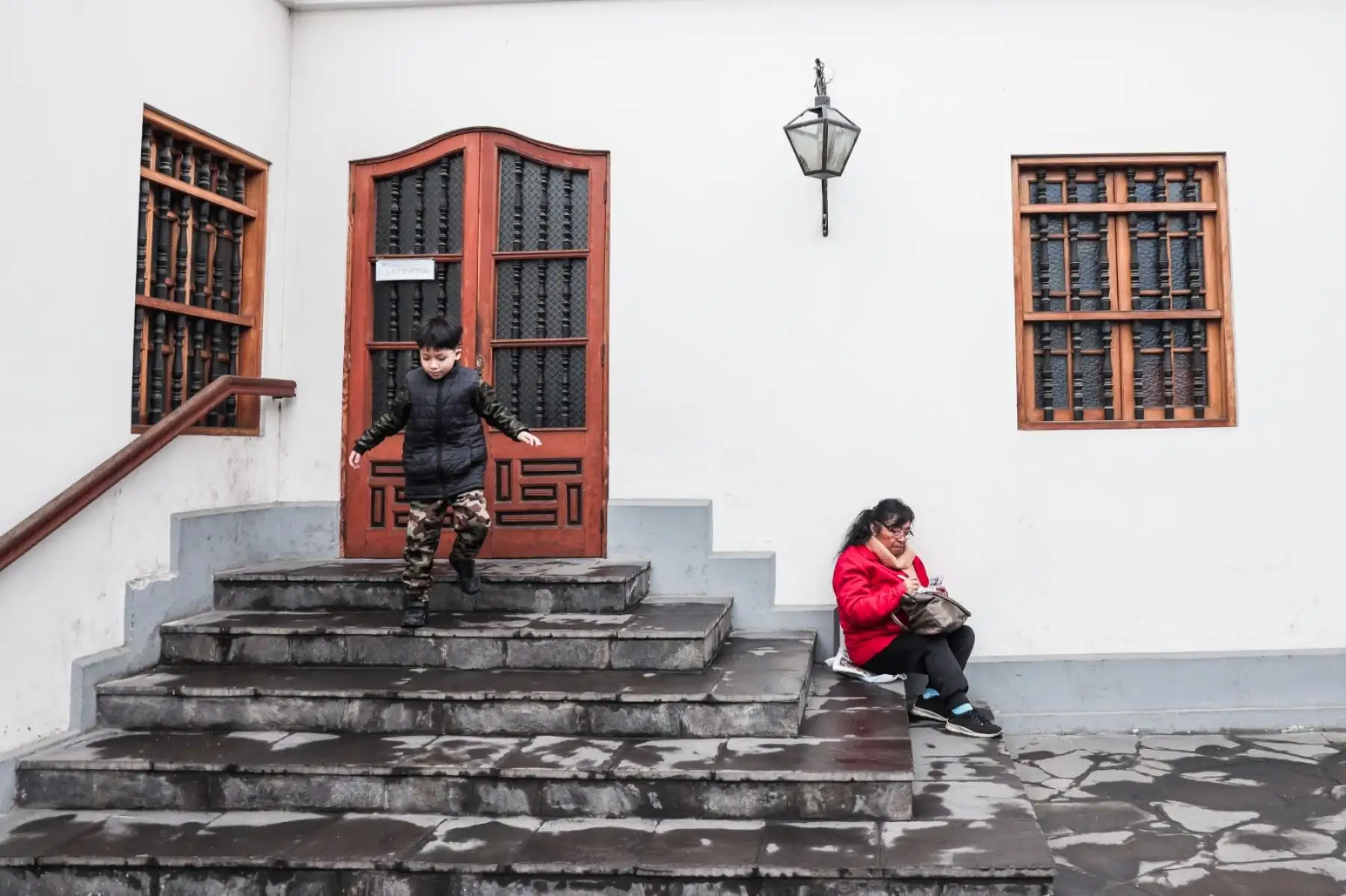 Desde tempranas horas de la mañana, fieles de distintas edades empiezan a llegar al Santuario de Santa Rosa de Lima en la Av. Tacna. Foto: ANDINA/ Connie Calderon