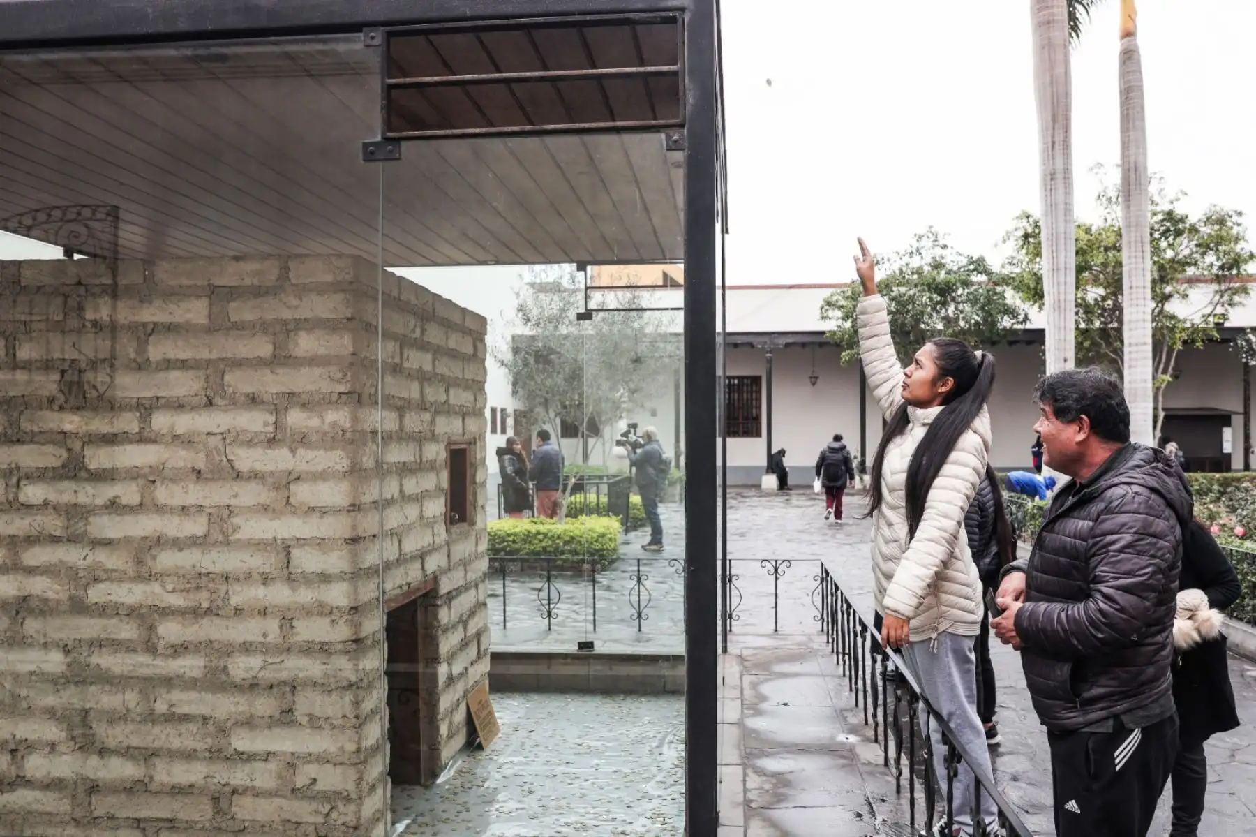 Desde tempranas horas de la mañana, fieles de distintas edades empiezan a llegar al Santuario de Santa Rosa de Lima en la Av. Tacna. Foto: ANDINA/ Connie Calderon