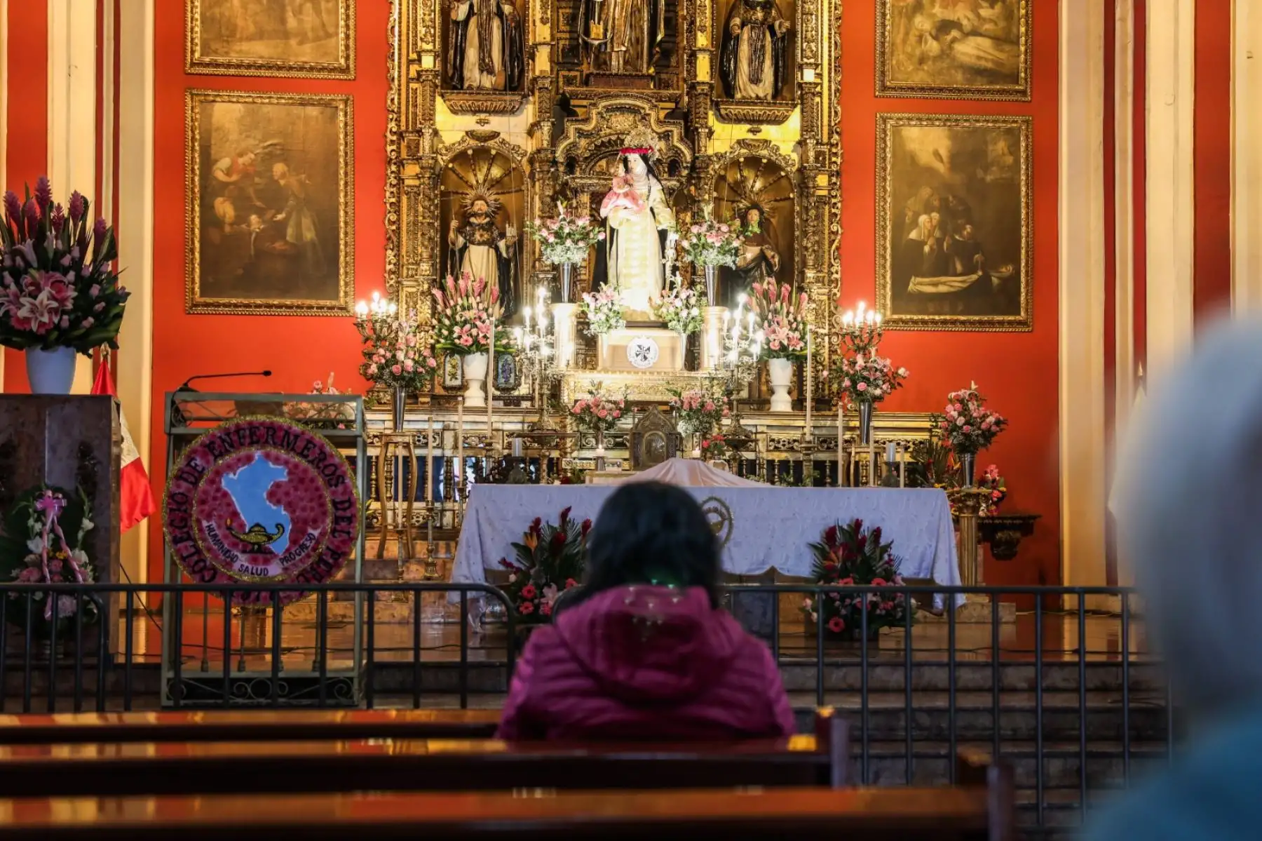 Los devotos a la patrona de América y las Filipinas llegan también para escuchar las misas que se realizarán en el templo de Santa Rosa, ubicado en el mismo santuario. Foto: ANDINA/ Connie Calderon