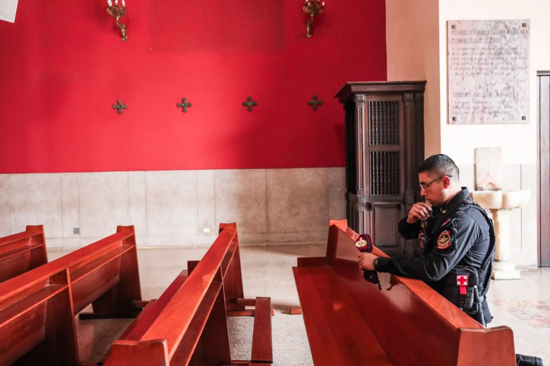 Los devotos a la patrona de América y las Filipinas llegan también para escuchar las misas que se realizarán en el templo de Santa Rosa, ubicado en el mismo santuario. Foto: ANDINA/ Connie Calderon