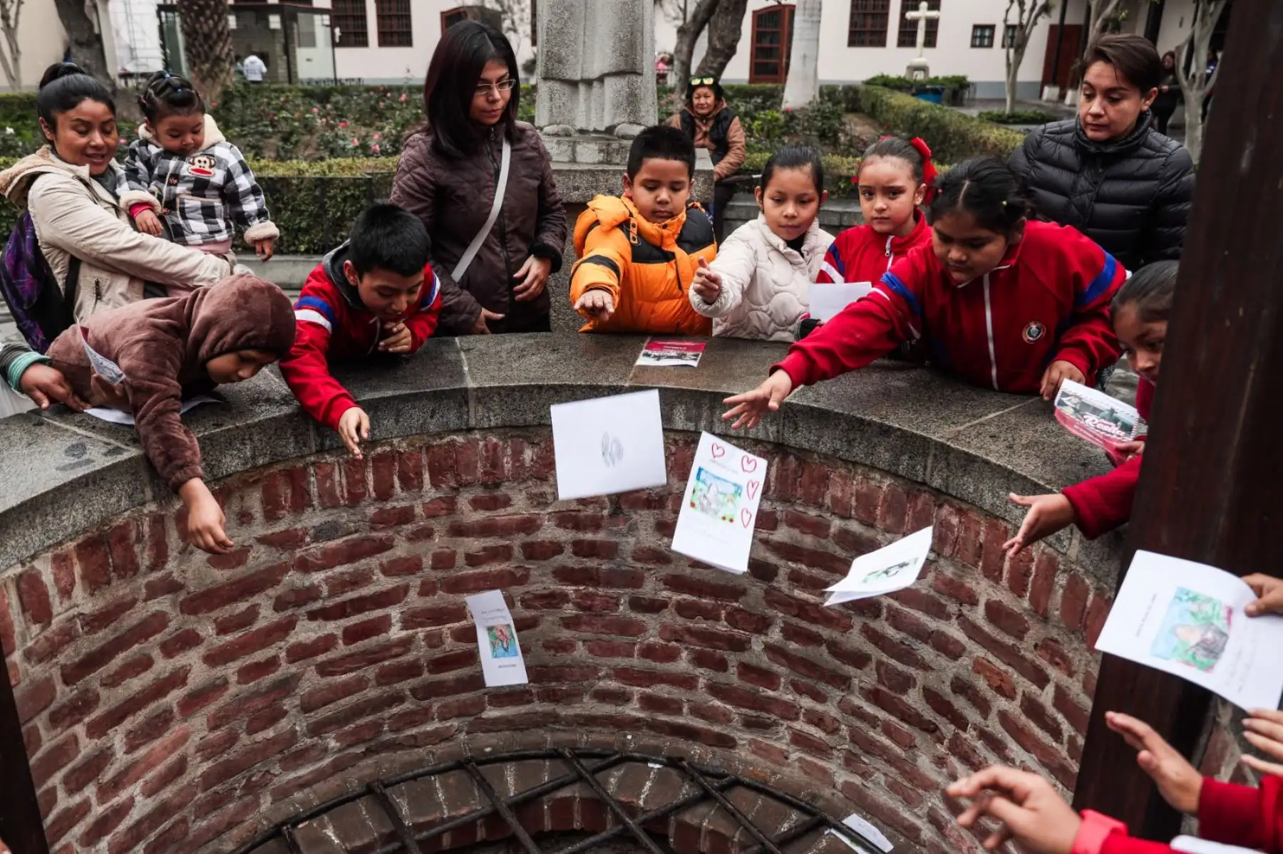 Las cartas llevan en su interior oraciones, así como compromisos de fe, también peticiones para que los ayude a afrontar enfermedades, entre otros. Foto: ANDINA/ Connie Calderon