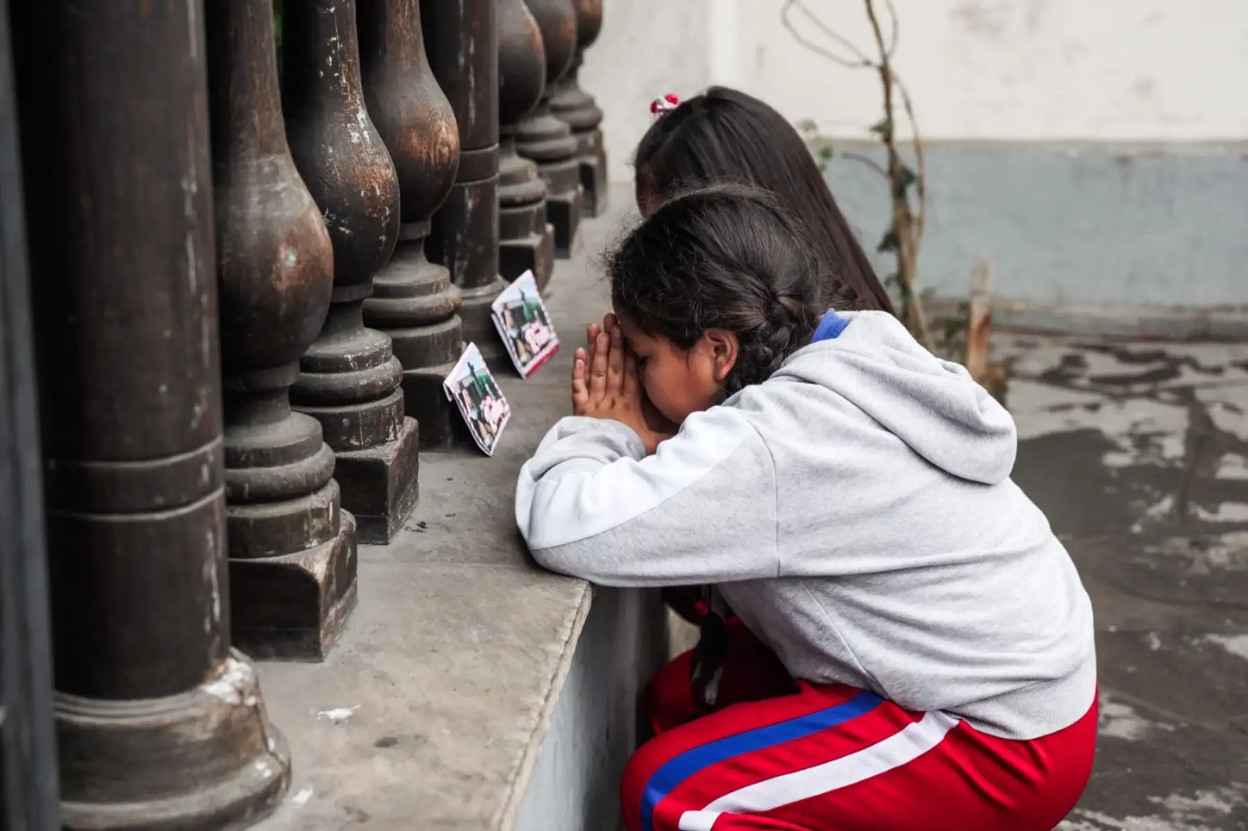 Las cartas llevan en su interior oraciones, así como compromisos de fe, también peticiones para que los ayude a afrontar enfermedades, entre otros. Foto: ANDINA/ Connie Calderon