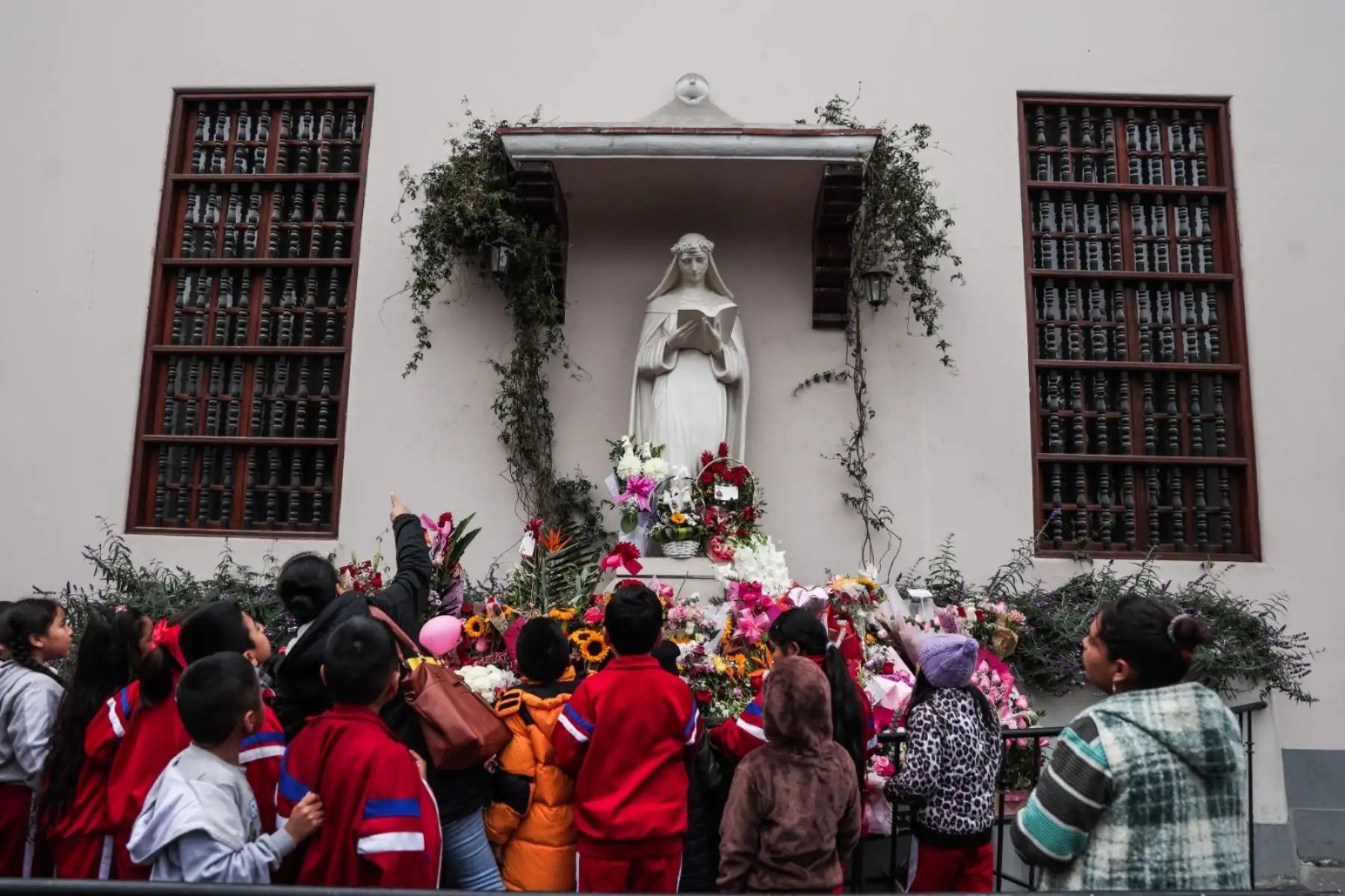 Este santuario, ubicado en el cruce de la avenida Tacna y jirón Conde de Superunda, en el centro de Lima, ya está recibiendo a familias que quieren ver el lugar donde la santa limeña pasó parte de su vida. Foto: ANDINA/ Connie Calderon