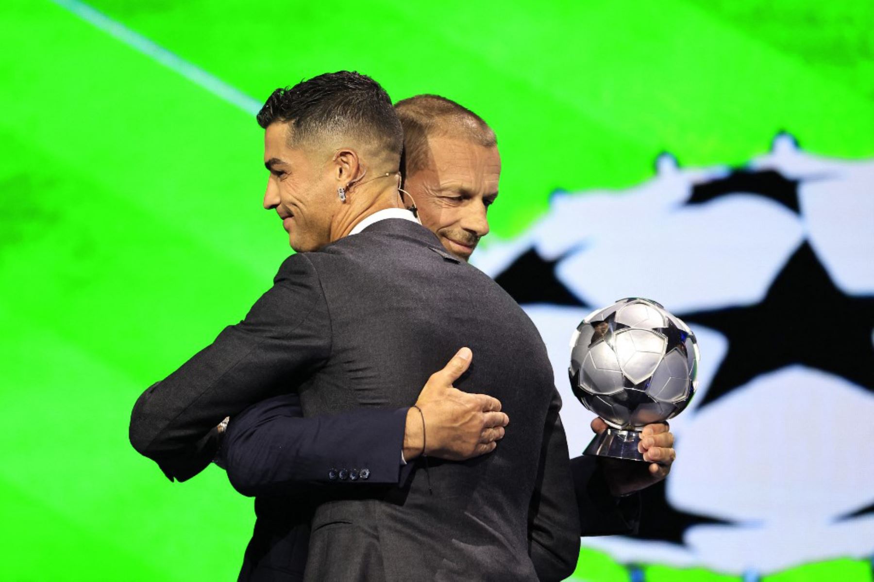 El jugador de la selección portuguesa y delantero del Al-Nassr saudí Cristiano Ronaldo, recibe el premio al goleador histórico de la Liga de Campeones de la UEFA de manos del presidente de la UEFA, Aleksander Ceferin, durante la ceremonia del sorteo de la fase de grupos de la Liga de Campeones de la UEFA 2024-2025. Foto: AFP