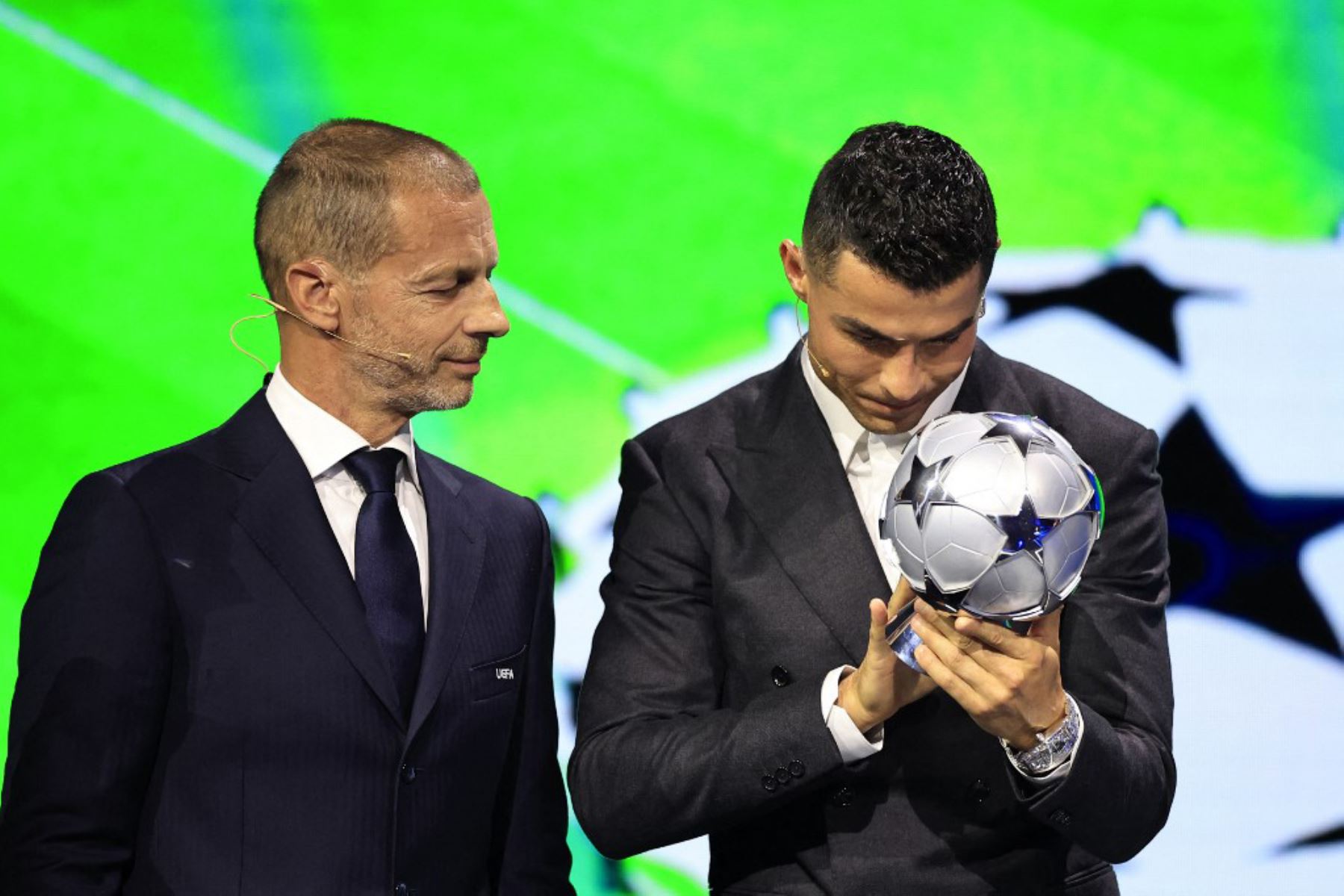 El jugador de la selección portuguesa y delantero del Al-Nassr saudí Cristiano Ronaldo, recibe el premio al goleador histórico de la Liga de Campeones de la UEFA de manos del presidente de la UEFA, Aleksander Ceferin, durante la ceremonia del sorteo de la fase de grupos de la Liga de Campeones de la UEFA 2024-2025. Foto: AFP