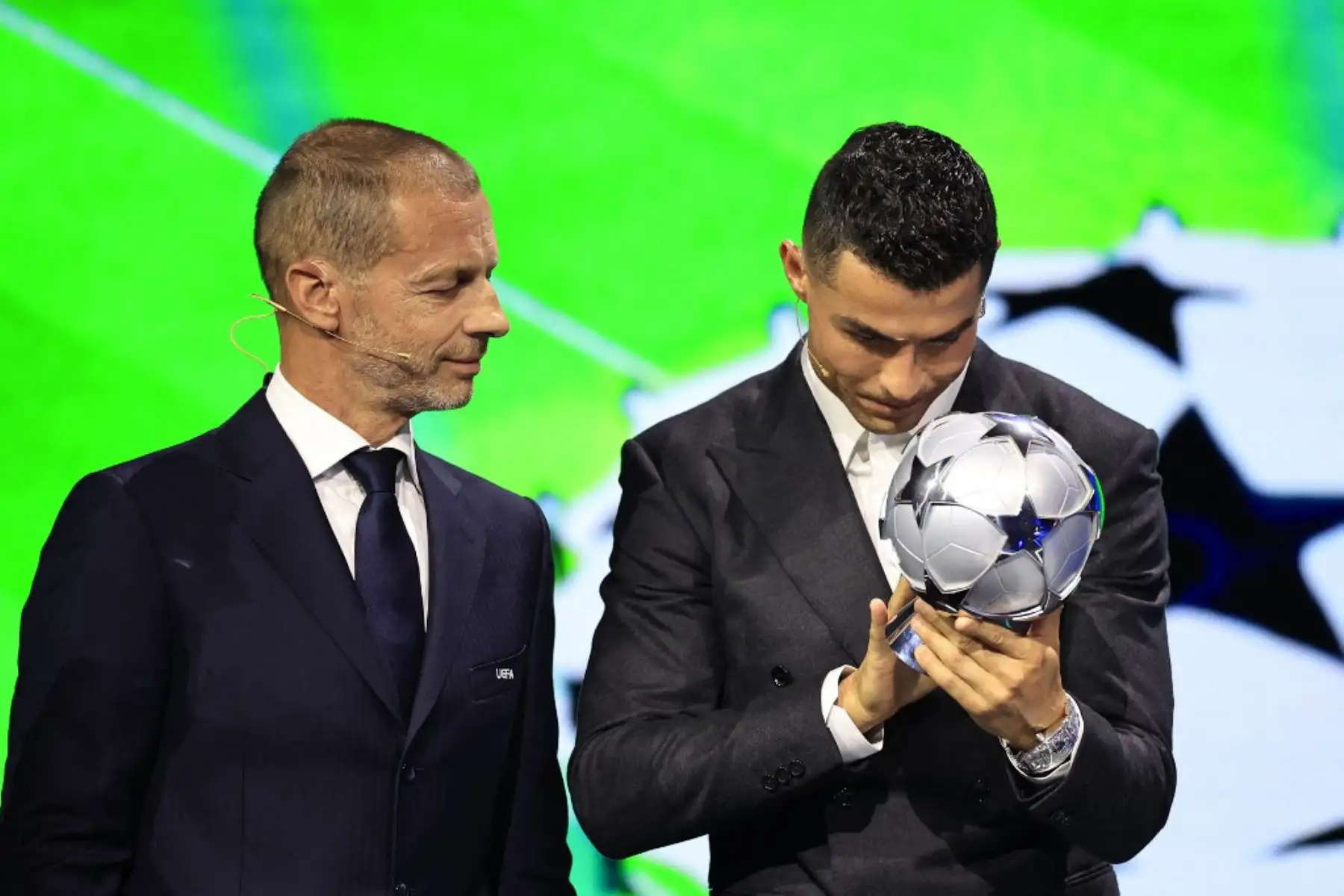 El jugador de la selección portuguesa y delantero del Al-Nassr saudí Cristiano Ronaldo, recibe el premio al goleador histórico de la Liga de Campeones de la UEFA de manos del presidente de la UEFA, Aleksander Ceferin, durante la ceremonia del sorteo de la fase de grupos de la Liga de Campeones de la UEFA 2024-2025. Foto: AFP