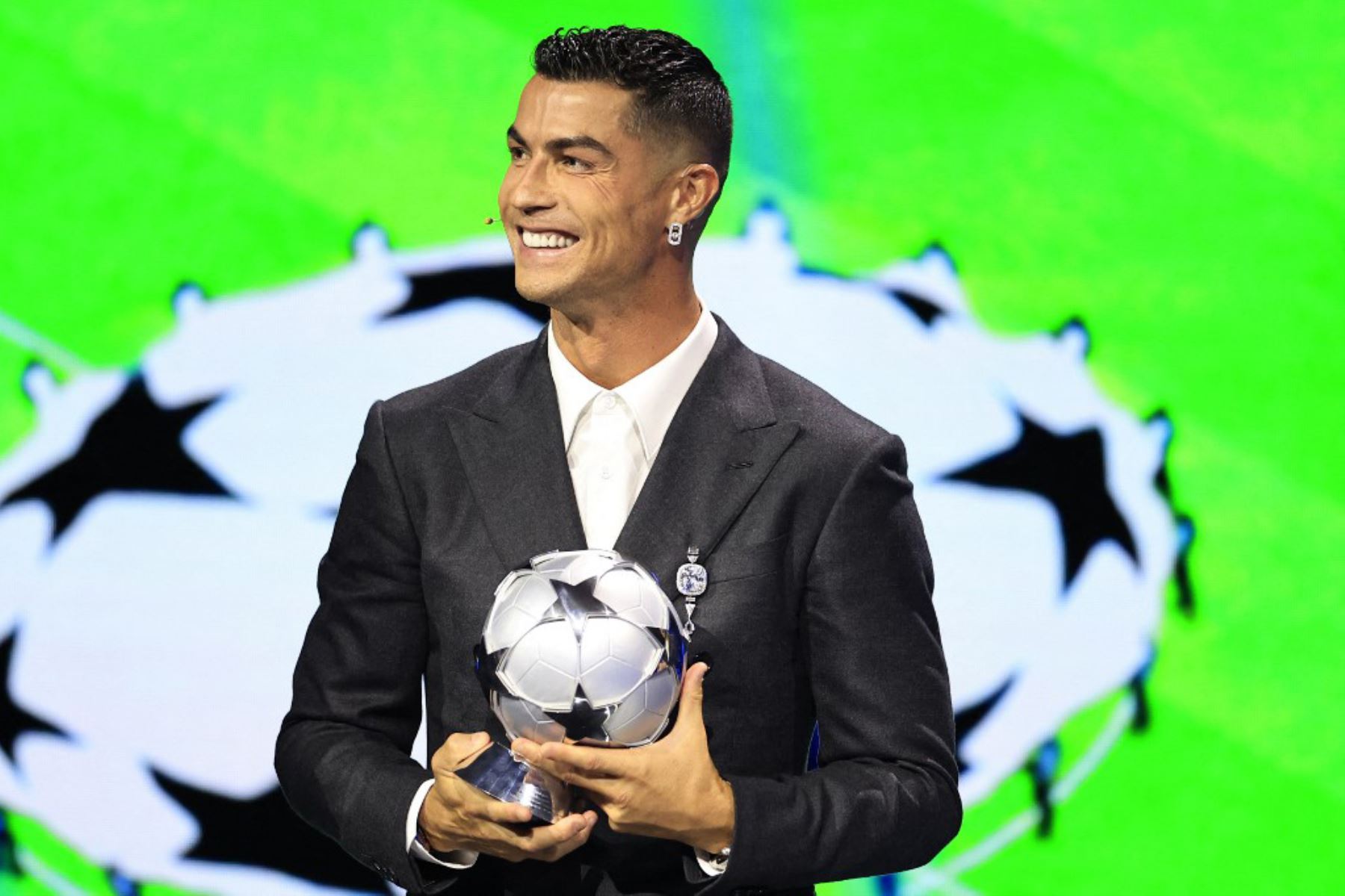 El jugador de la selección portuguesa y delantero del Al-Nassr saudí Cristiano Ronaldo, recibe el premio al goleador histórico de la Liga de Campeones de la UEFA. Foto: AFP